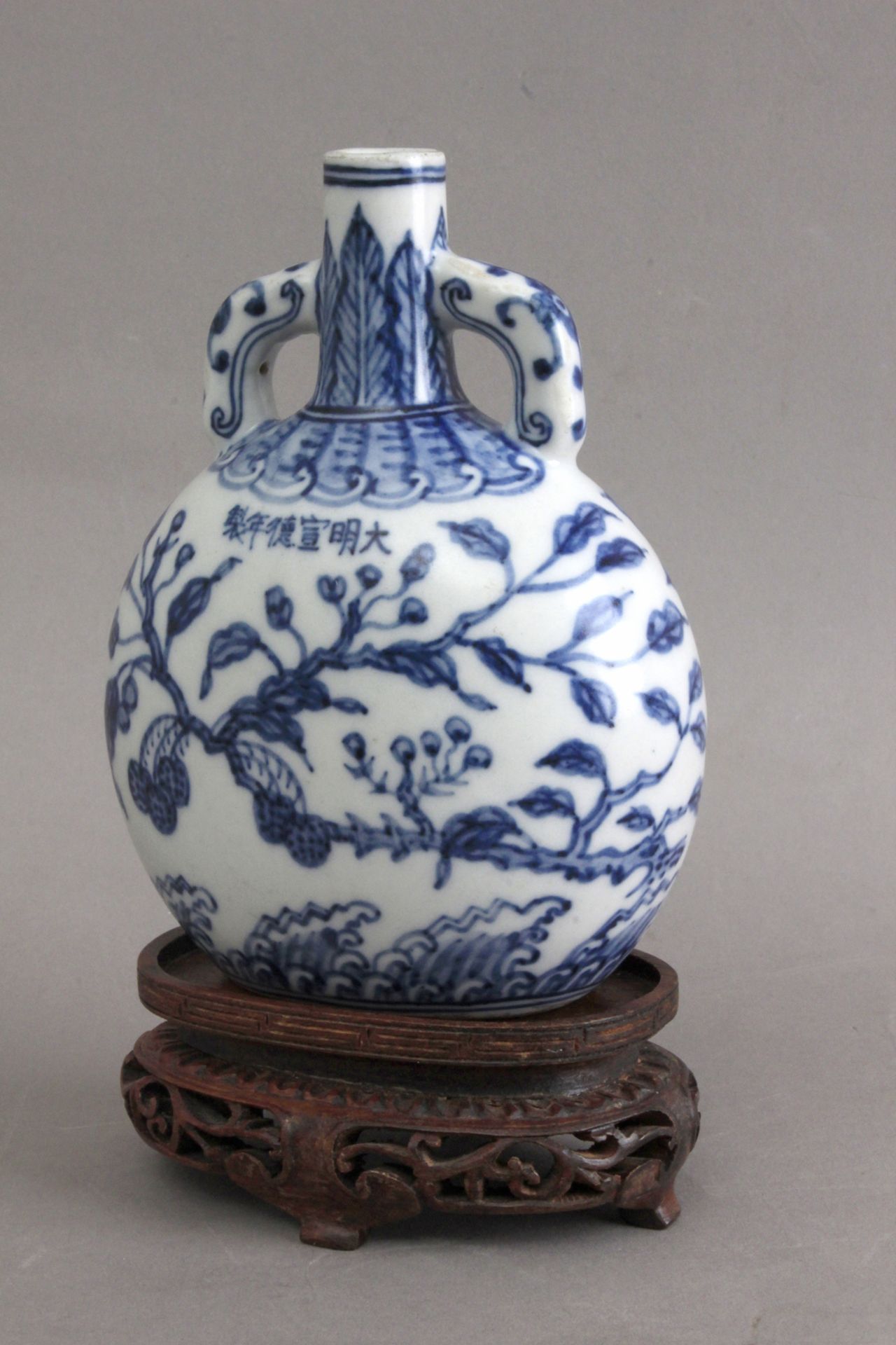19th century Chinese pilgrim bottle in blue and white porcelain