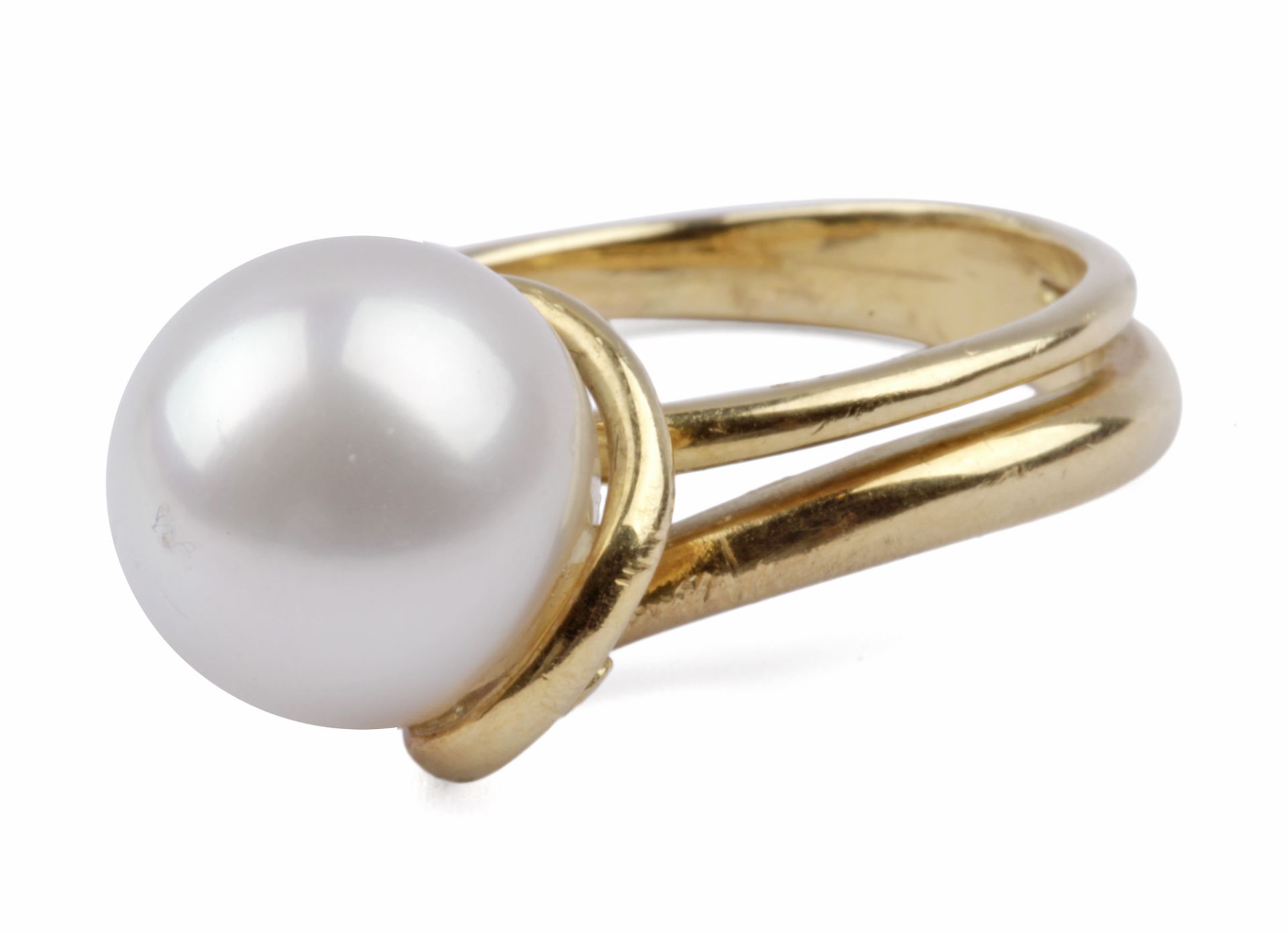 An Australian pearl ring with an 18 k. yellow gold setting