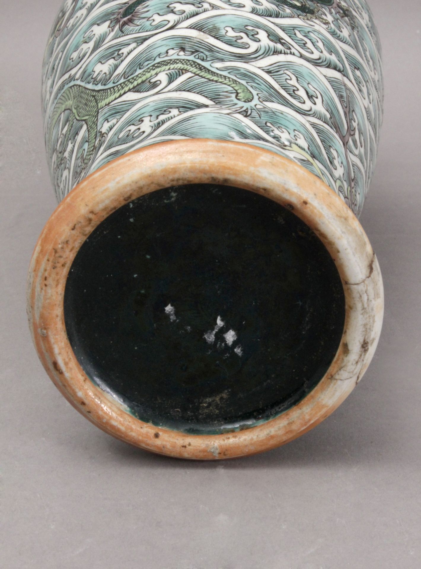 An early 20th century Chinese porcelain vase from the Republic period - Image 4 of 4