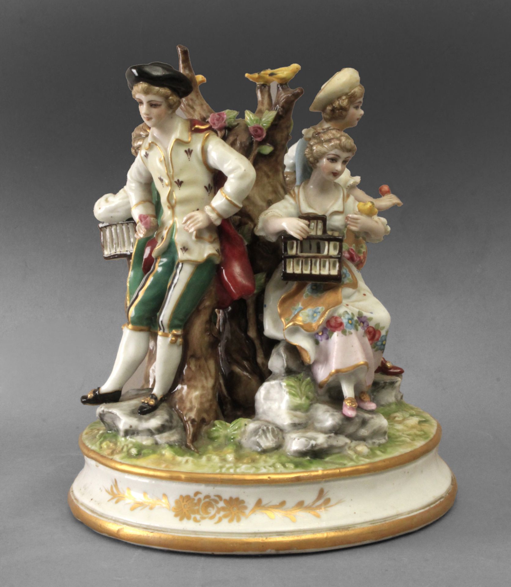 A 19th century group of figurines in European porcelain - Bild 4 aus 4