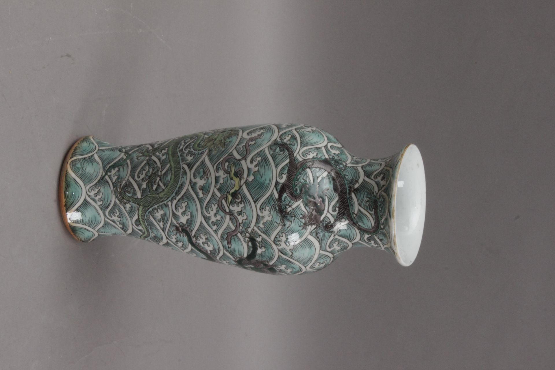 An early 20th century Chinese porcelain vase from the Republic period - Image 2 of 4