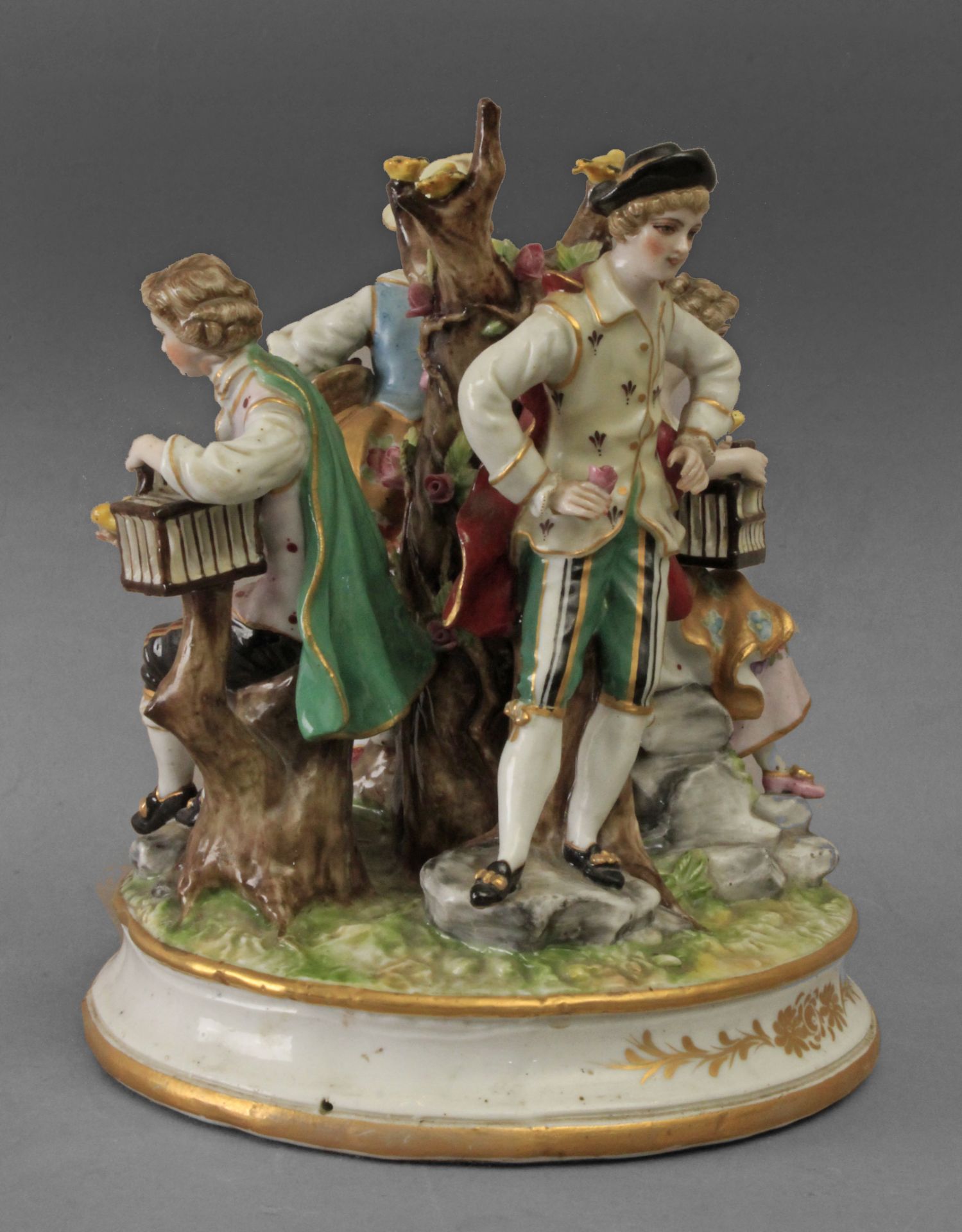 A 19th century group of figurines in European porcelain - Bild 3 aus 4