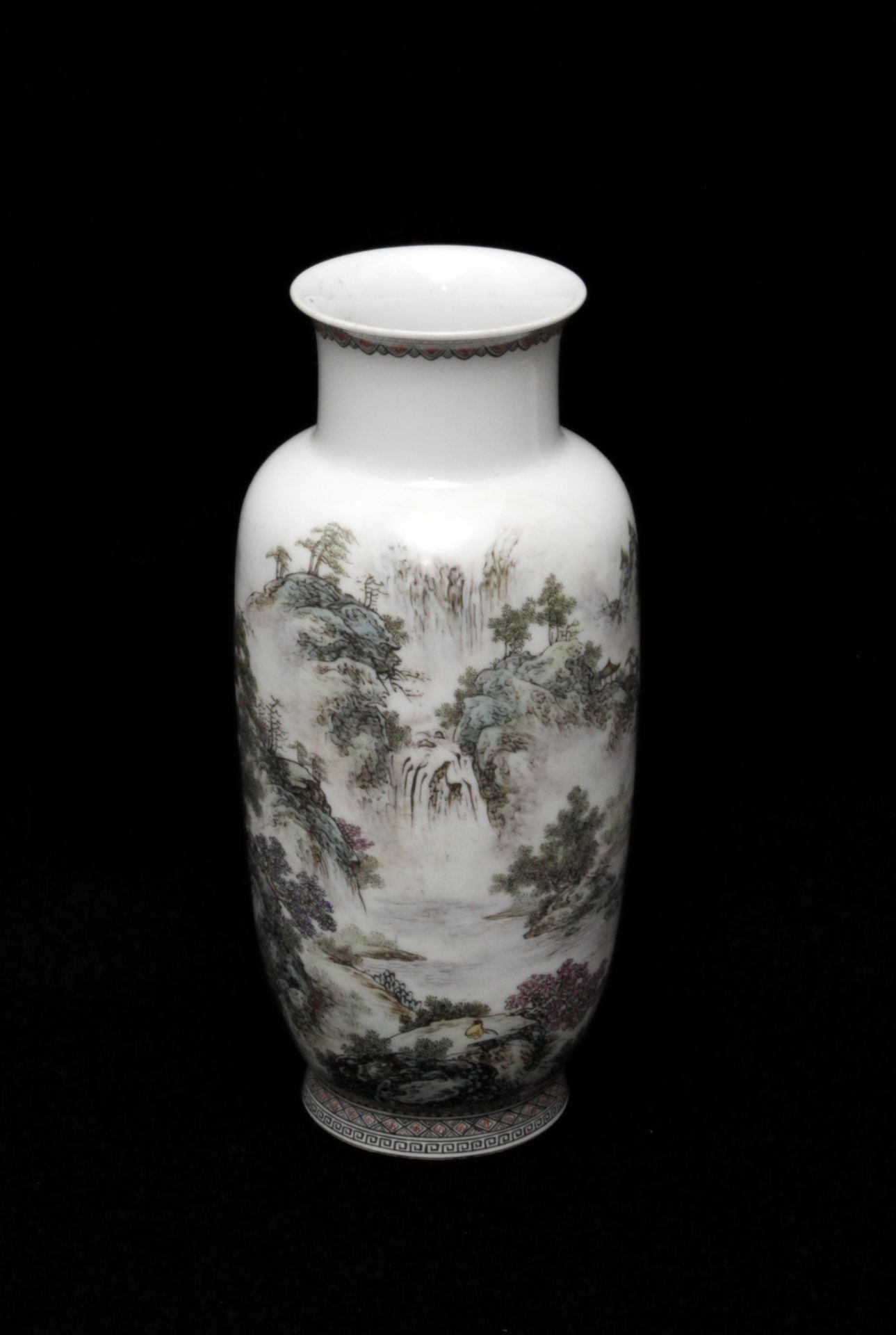 A first half of 20th century Chinese porcelain vase from MinGuo period - Image 5 of 9