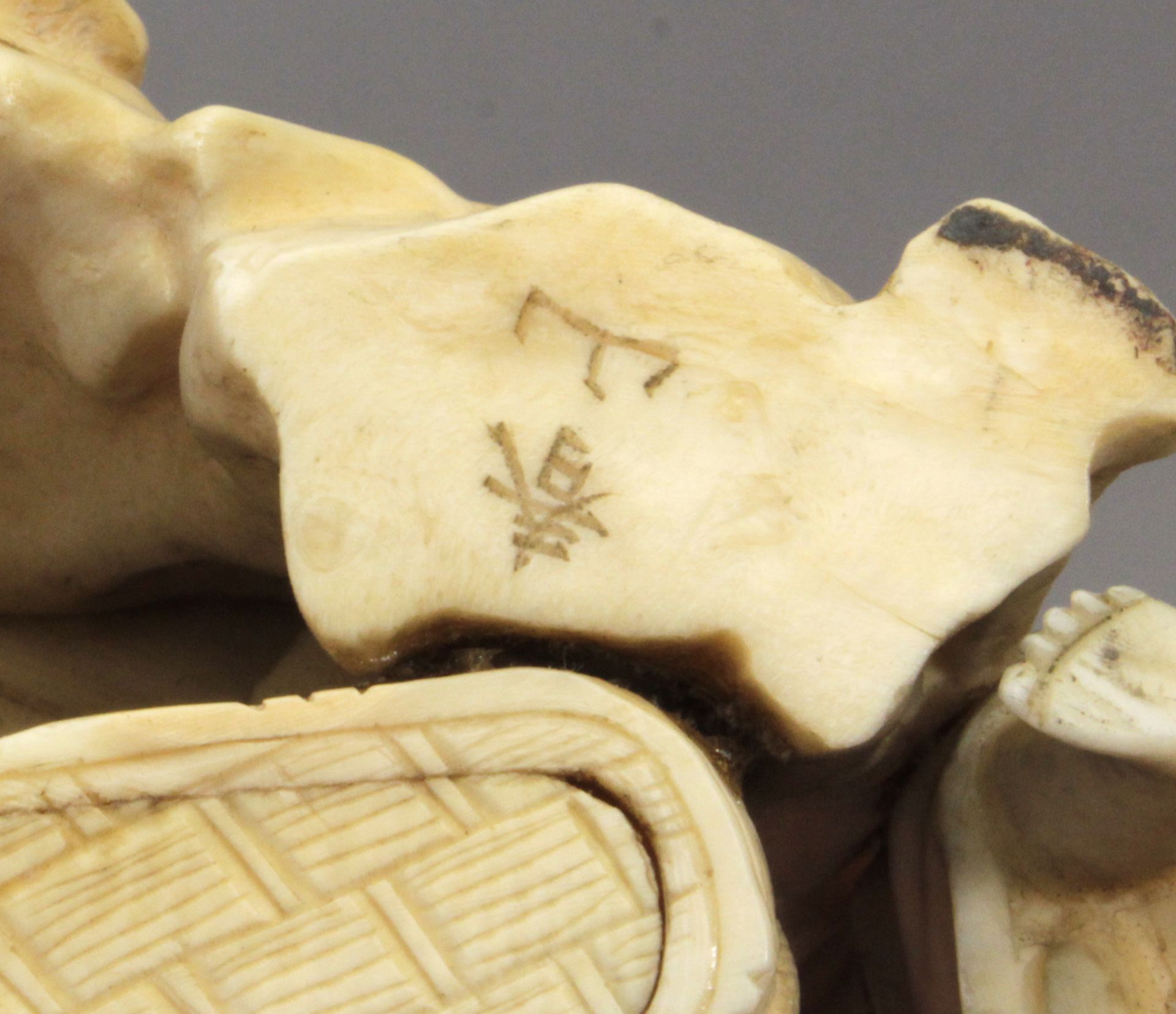 19th century Japanese school. Carved ivory okimono from the Meijí period - Bild 4 aus 4