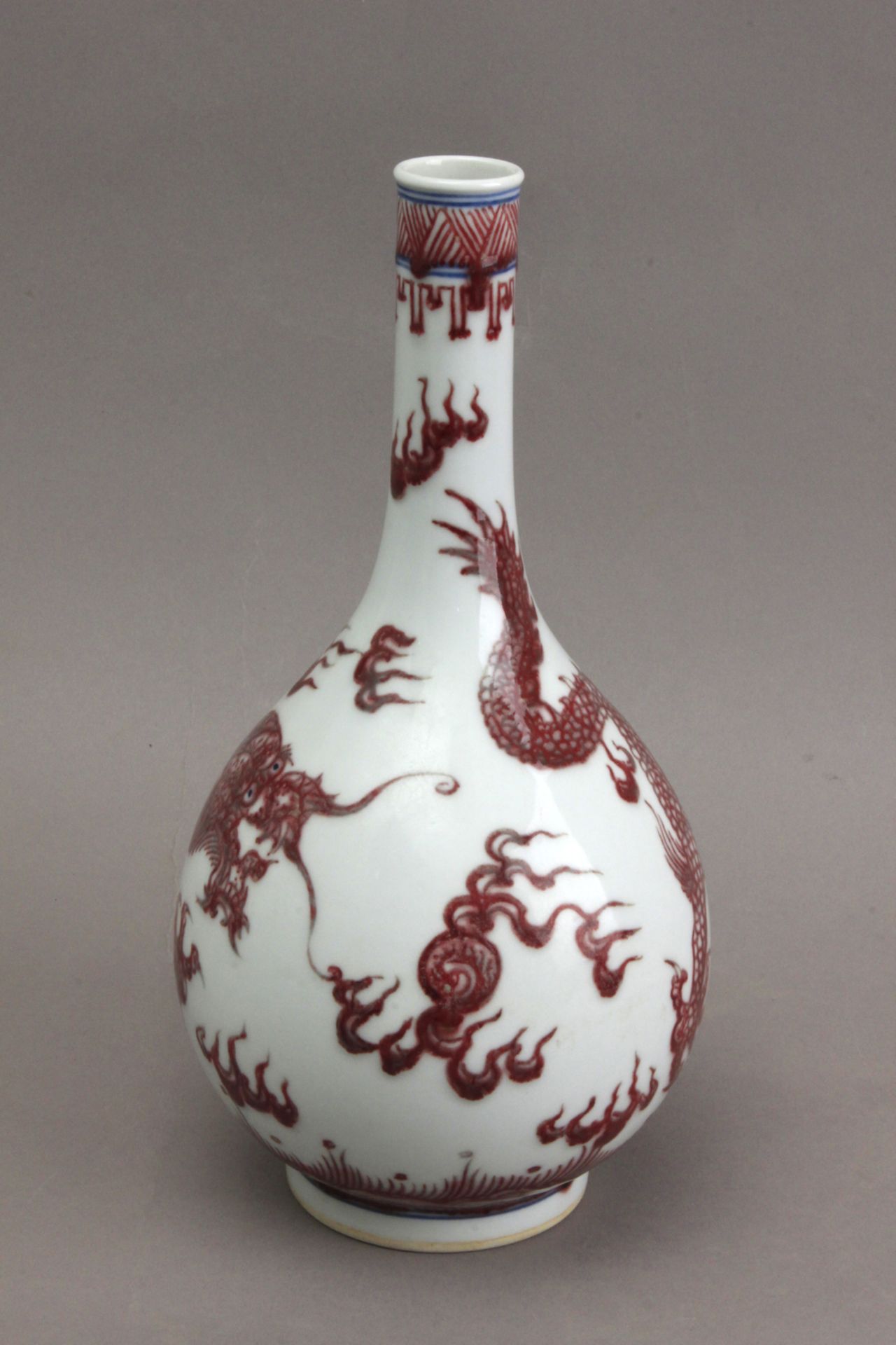 A 20th century Chinese porcelain vase - Image 2 of 4