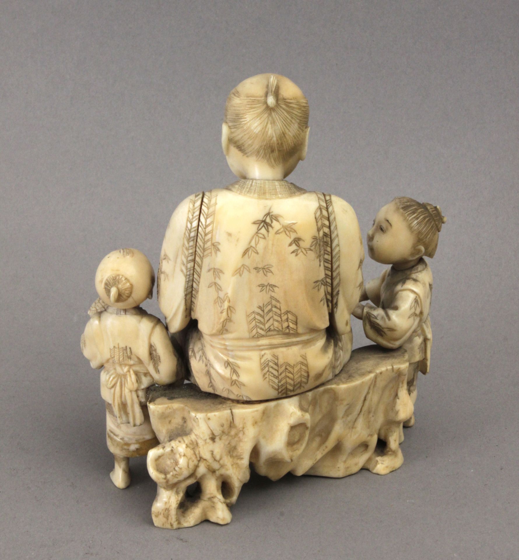 19th century Japanese school. Carved ivory okimono from the Meijí period - Bild 2 aus 4