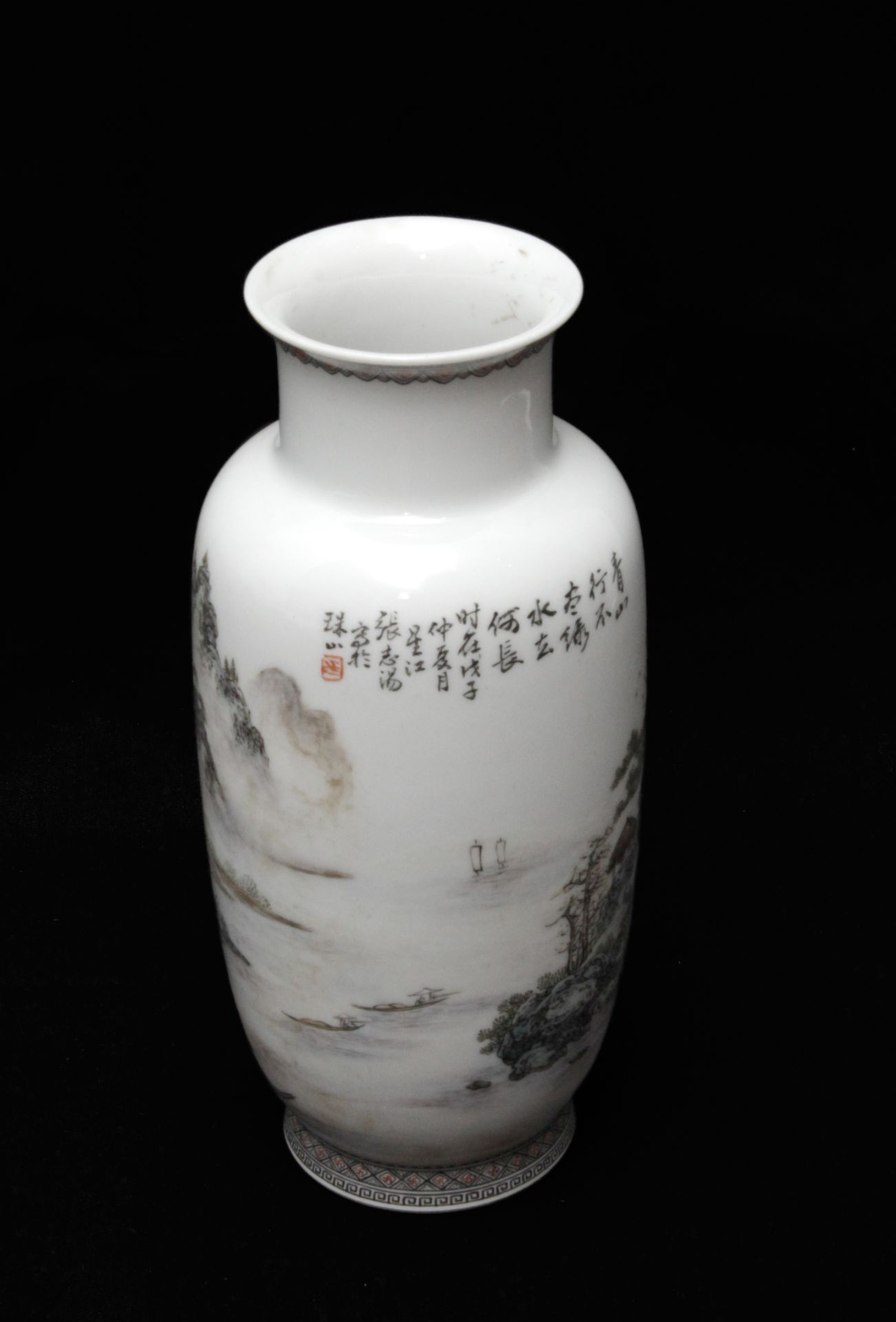 A first half of 20th century Chinese porcelain vase from MinGuo period - Image 6 of 9