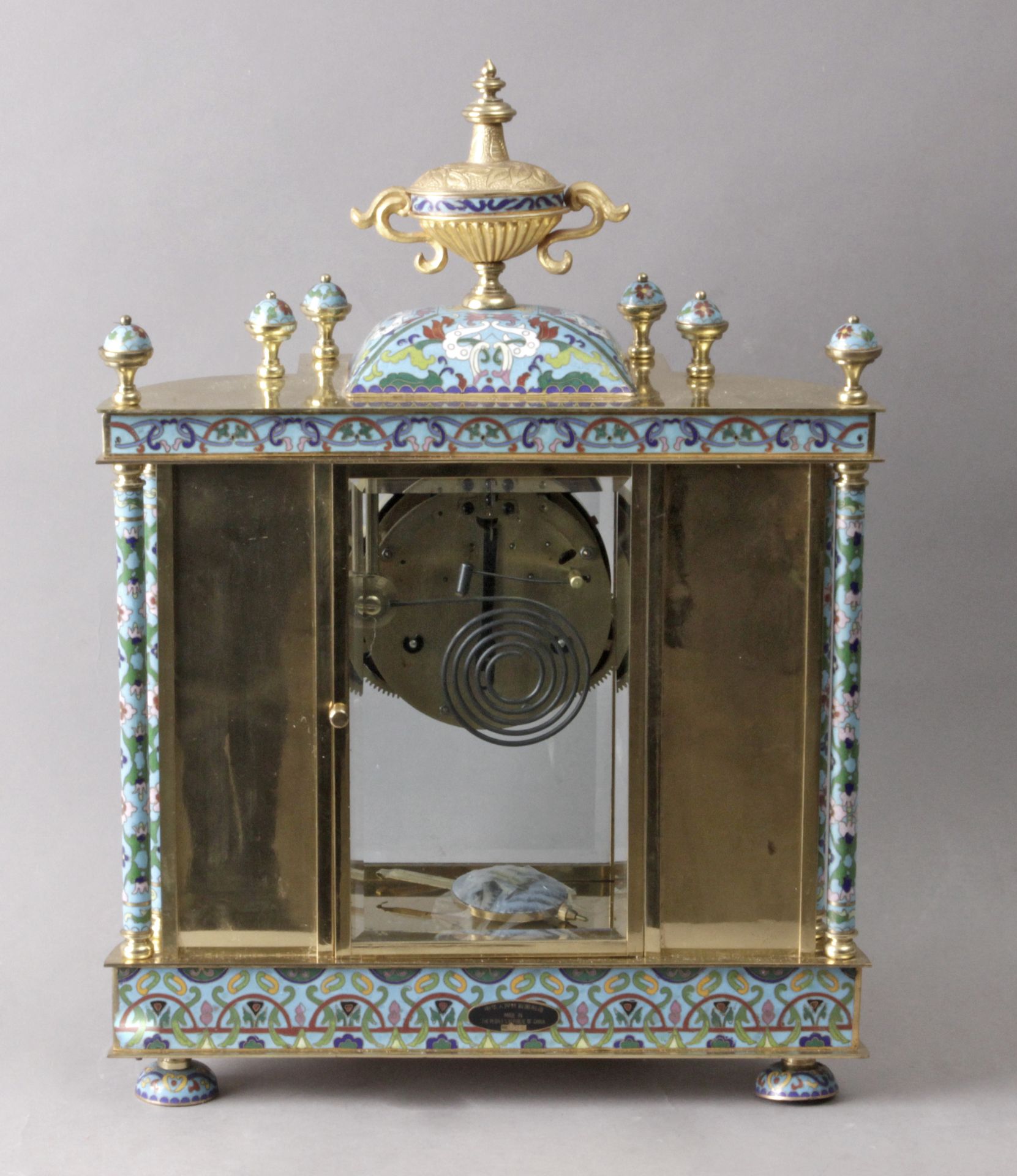 A 20th century Chinese mantel clock in gilt brass and cloisonne enamel - Bild 2 aus 3