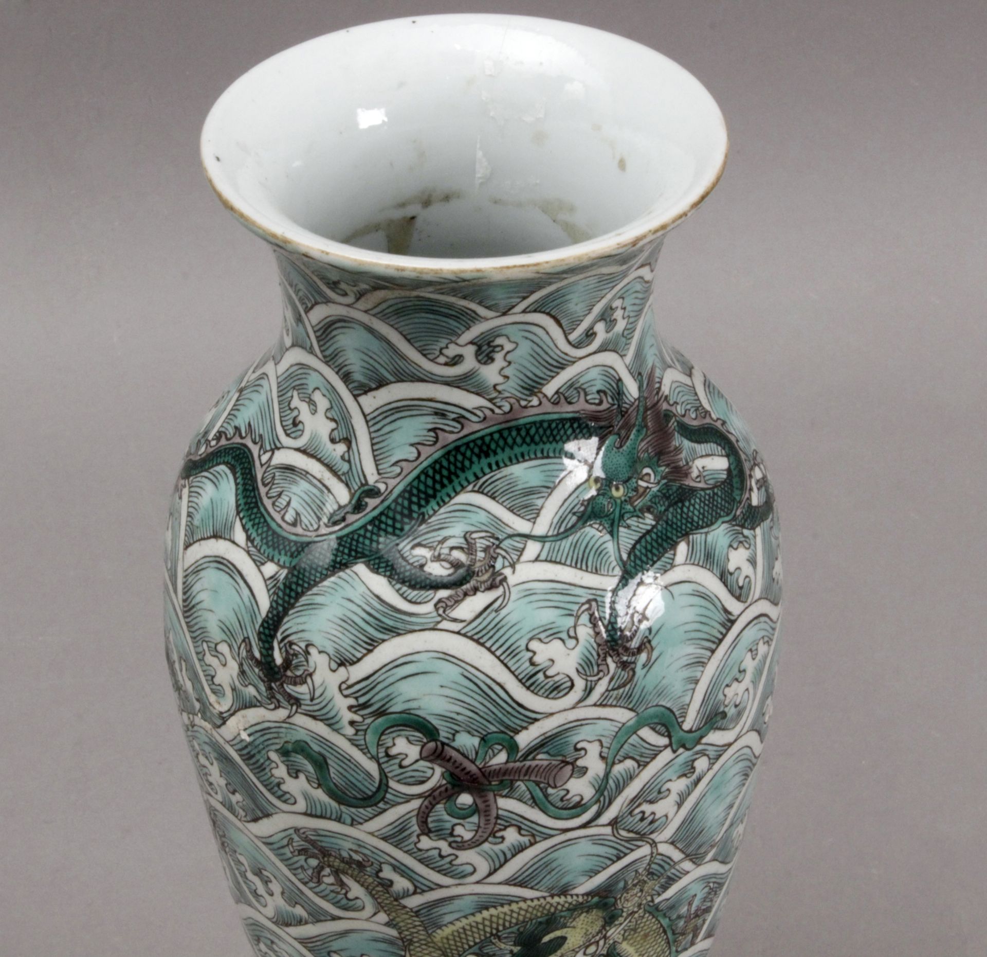 An early 20th century Chinese porcelain vase from the Republic period - Image 3 of 4