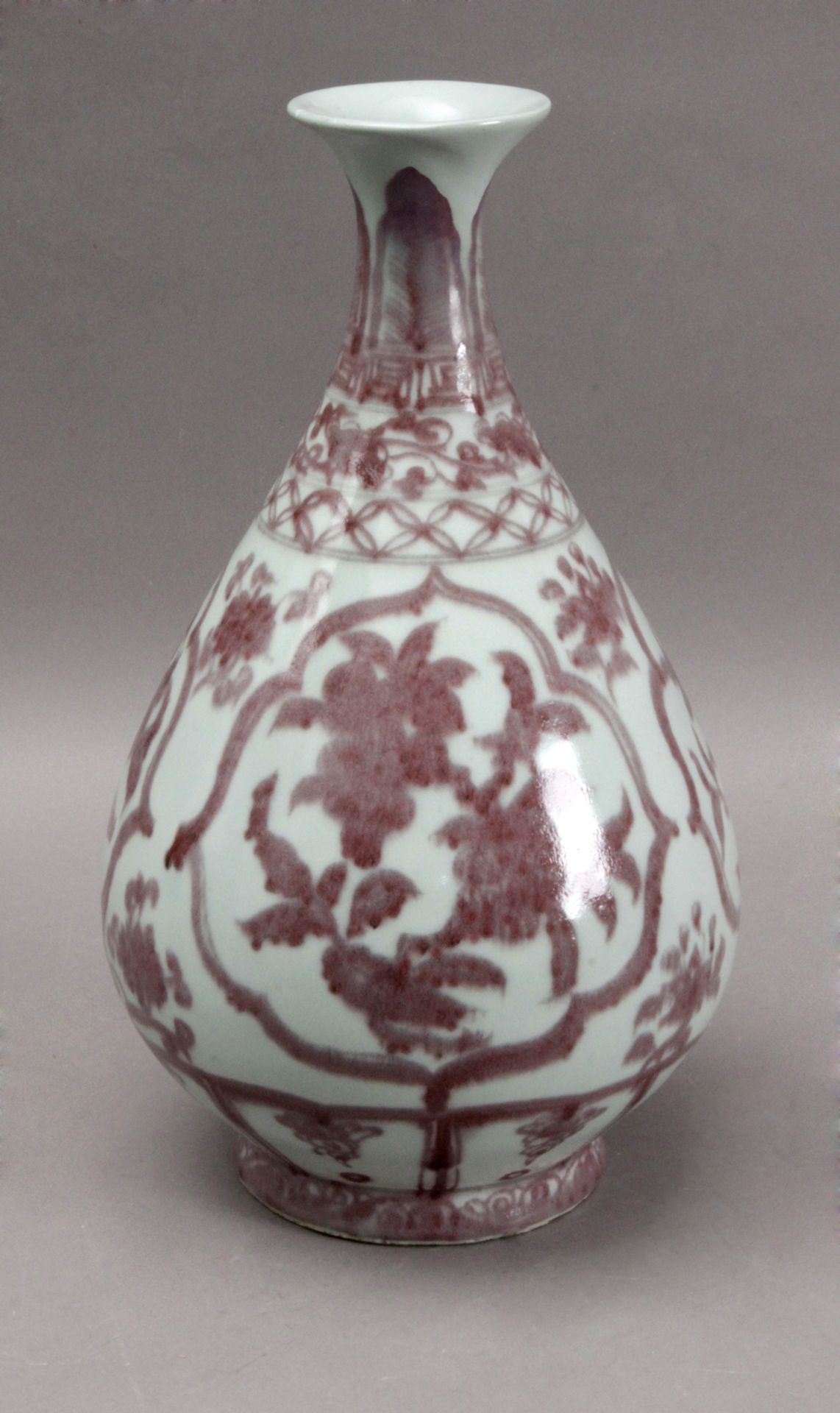 A 20th century Meiping vase in celadon porcelain with rouge de fer decoration - Image 2 of 8