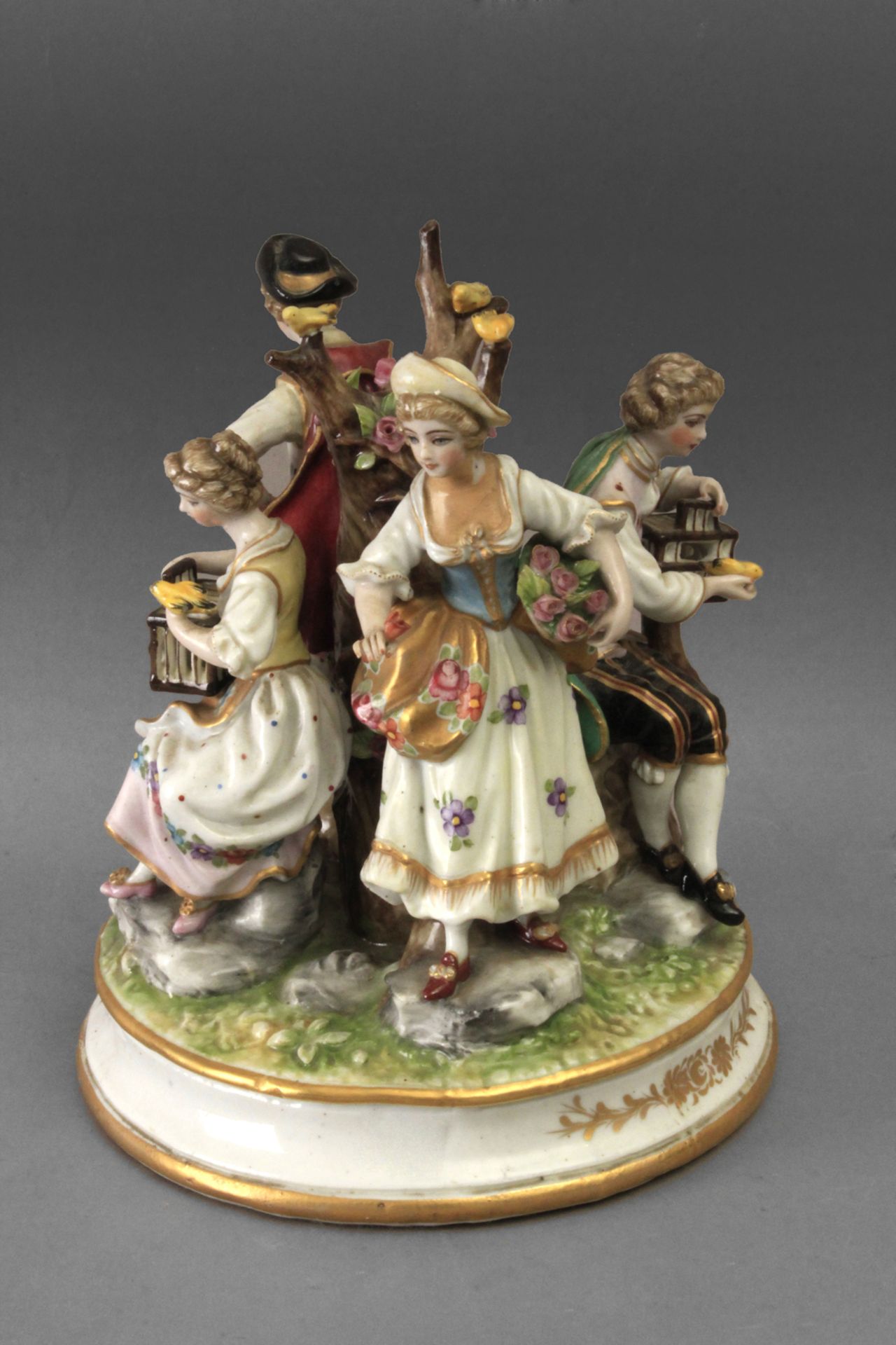 A 19th century group of figurines in European porcelain - Bild 2 aus 4