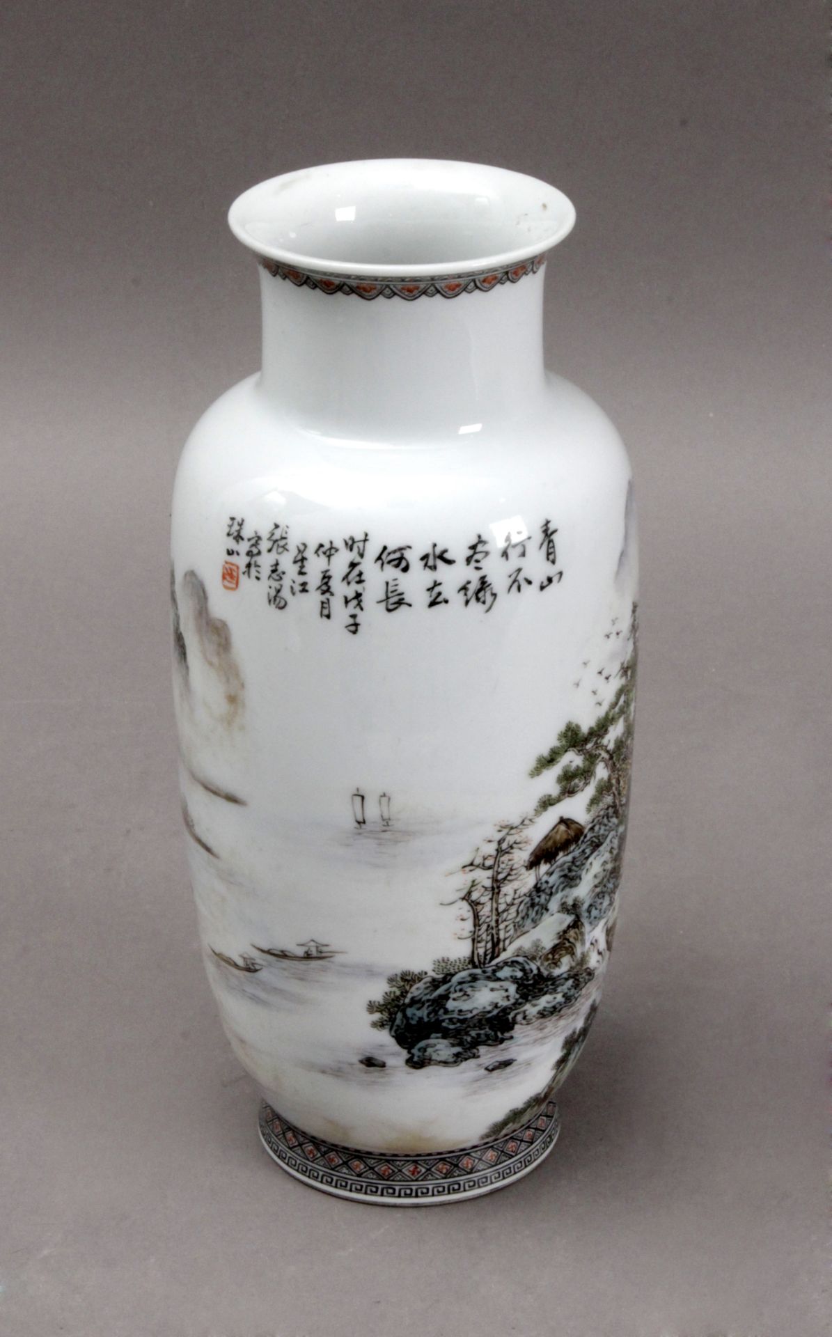 A first half of 20th century Chinese porcelain vase from MinGuo period - Image 2 of 9