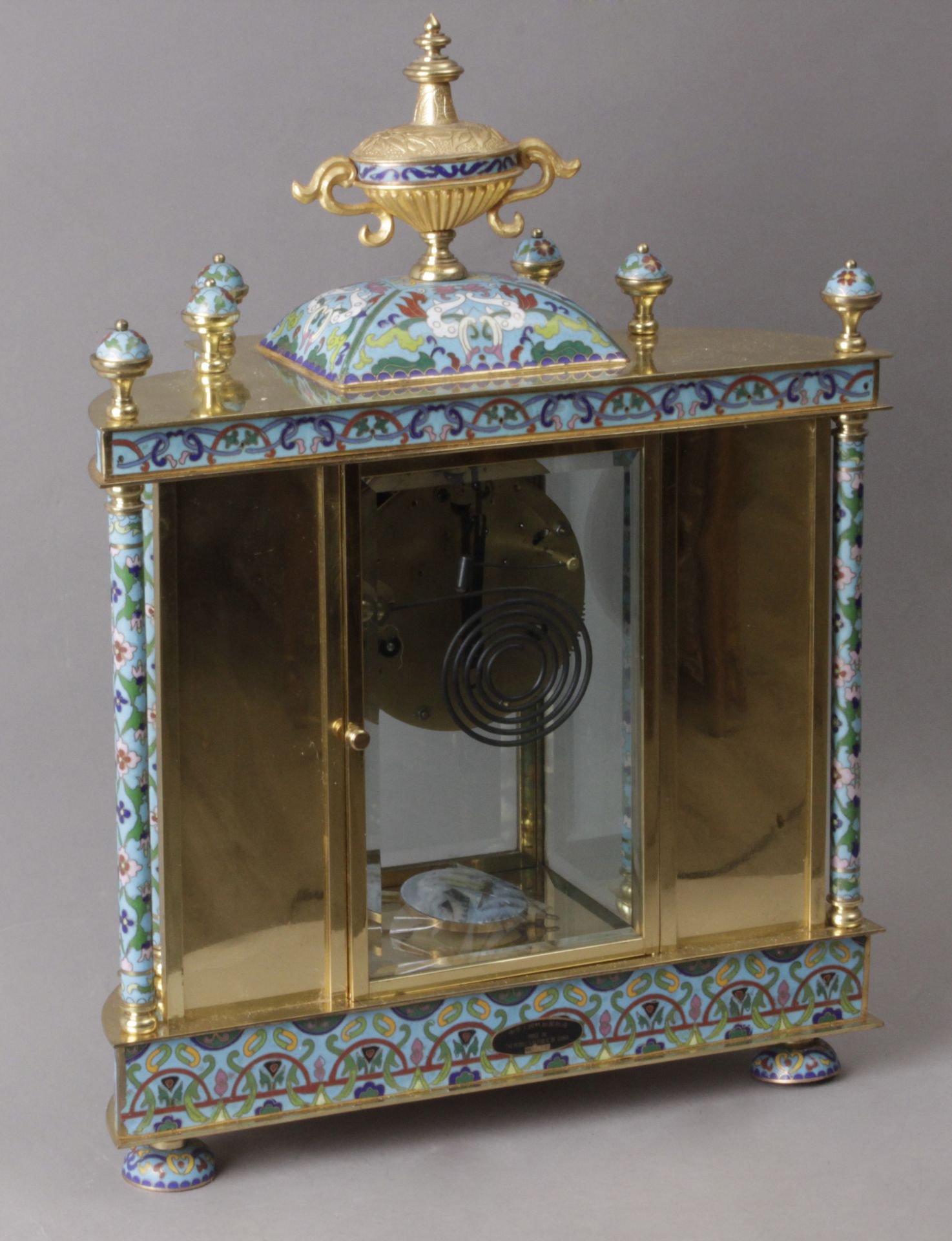 A 20th century Chinese mantel clock in gilt brass and cloisonne enamel - Bild 3 aus 3