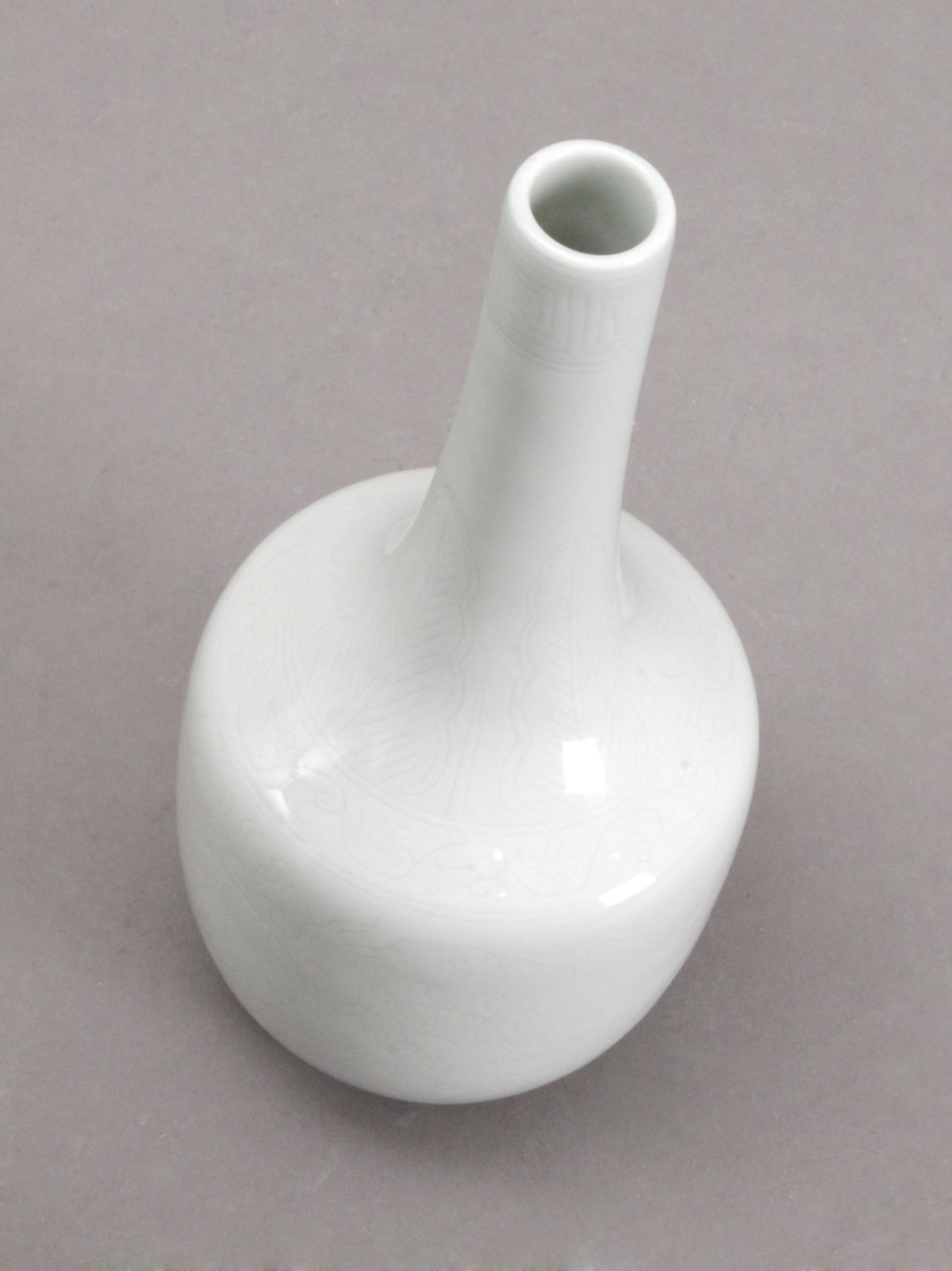 A 20th century Chinese vase in Celadon porcelain - Bild 2 aus 3