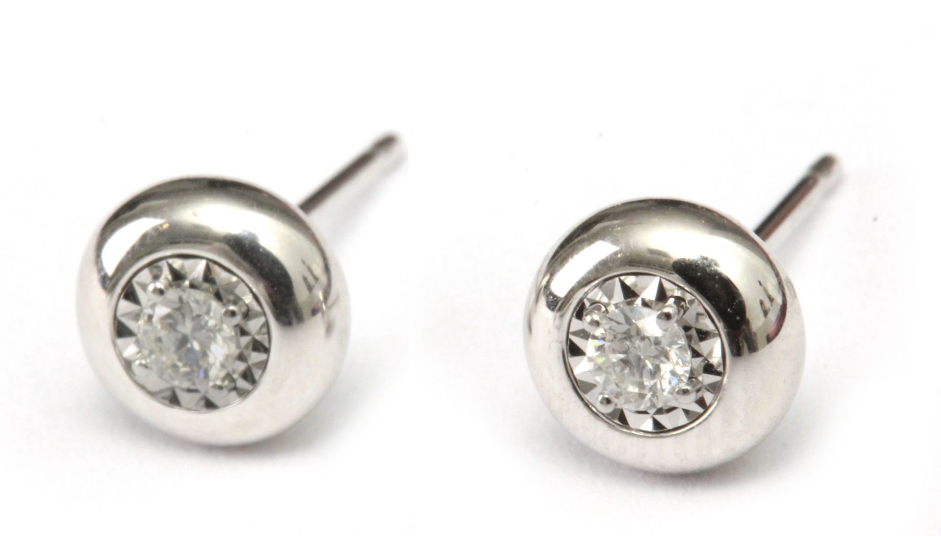 A pair of brilliant cut diamonds stud earrings with an 18 k. white gold setting - Bild 2 aus 2