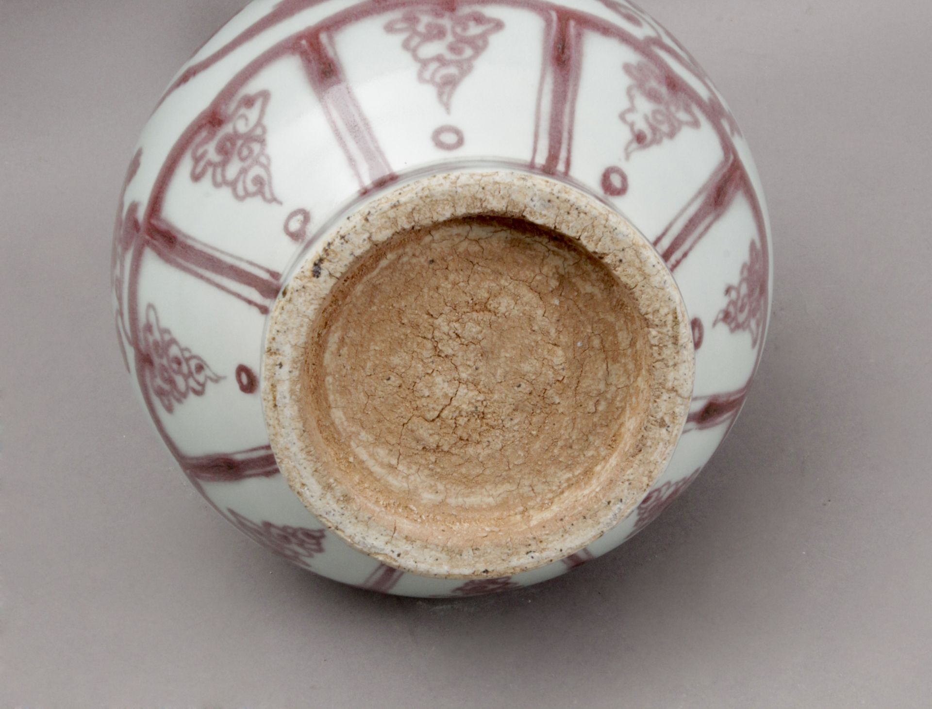 A 20th century Meiping vase in celadon porcelain with rouge de fer decoration - Image 3 of 8