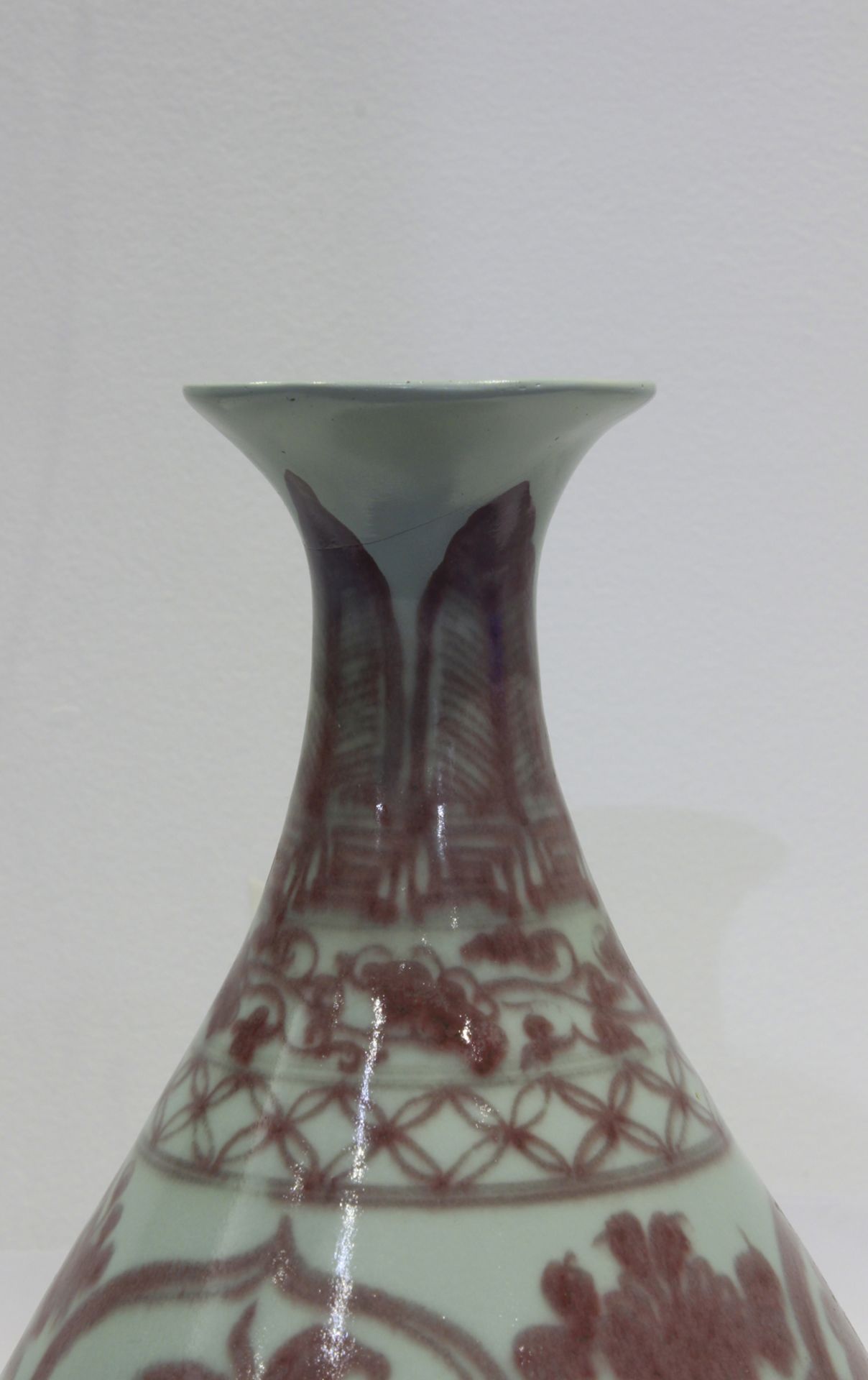 A 20th century Meiping vase in celadon porcelain with rouge de fer decoration - Image 6 of 8