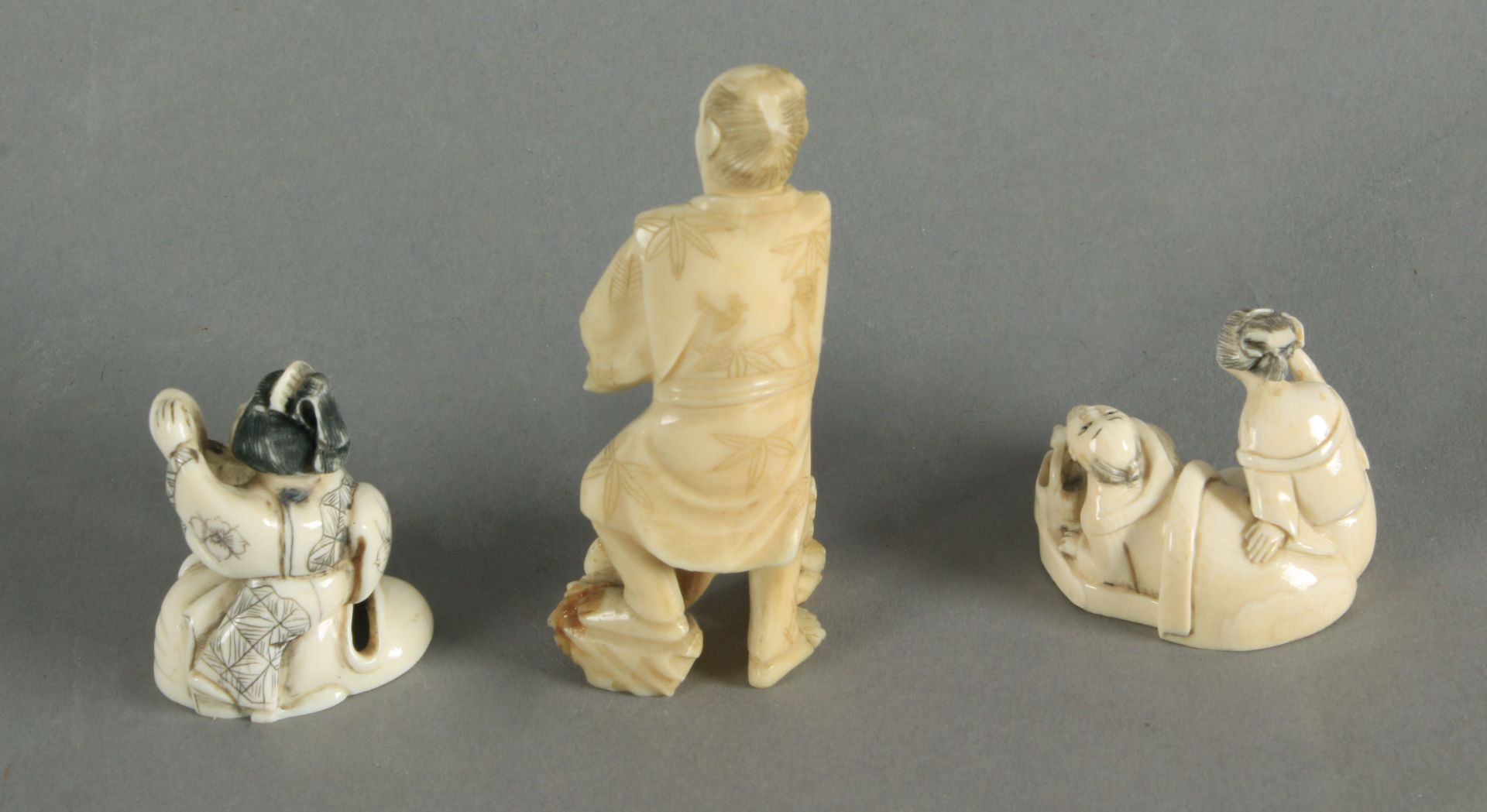 Early 19th century three Japanese netsukes in carved ivory - Bild 2 aus 2