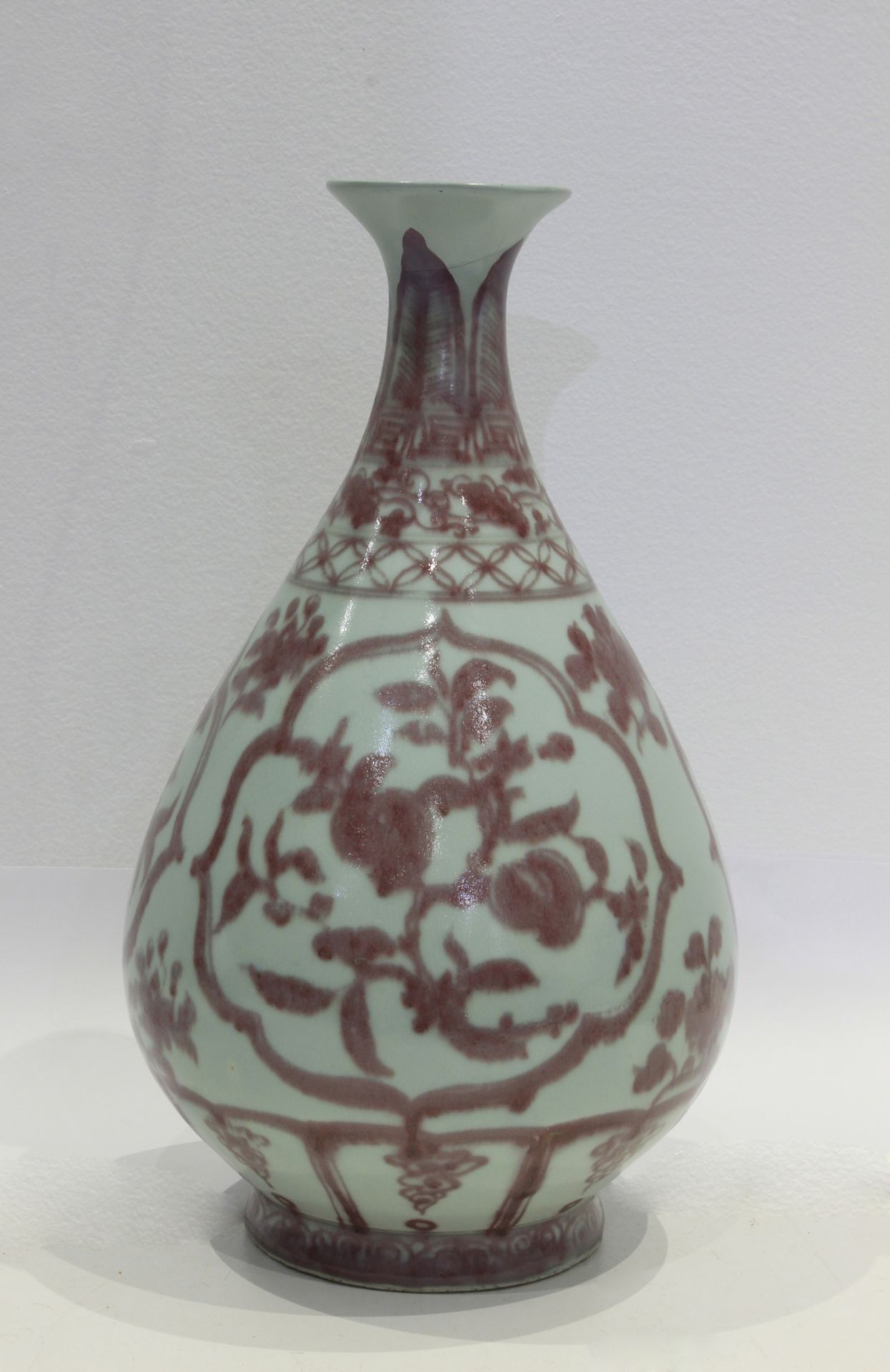 A 20th century Meiping vase in celadon porcelain with rouge de fer decoration - Image 5 of 8