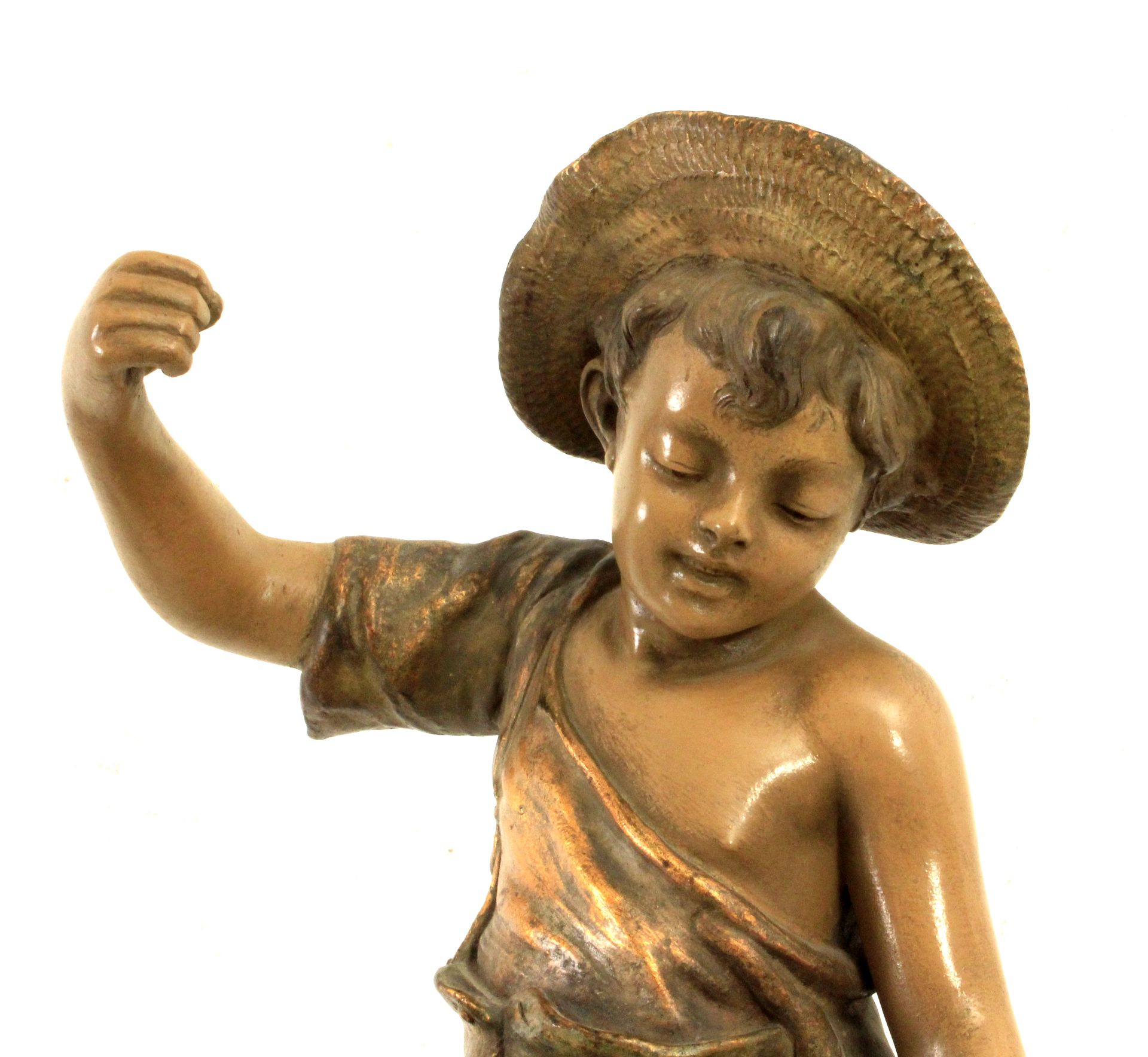 A 20th century figure of a fisher boy in Goldscheider terracotta - Bild 2 aus 4
