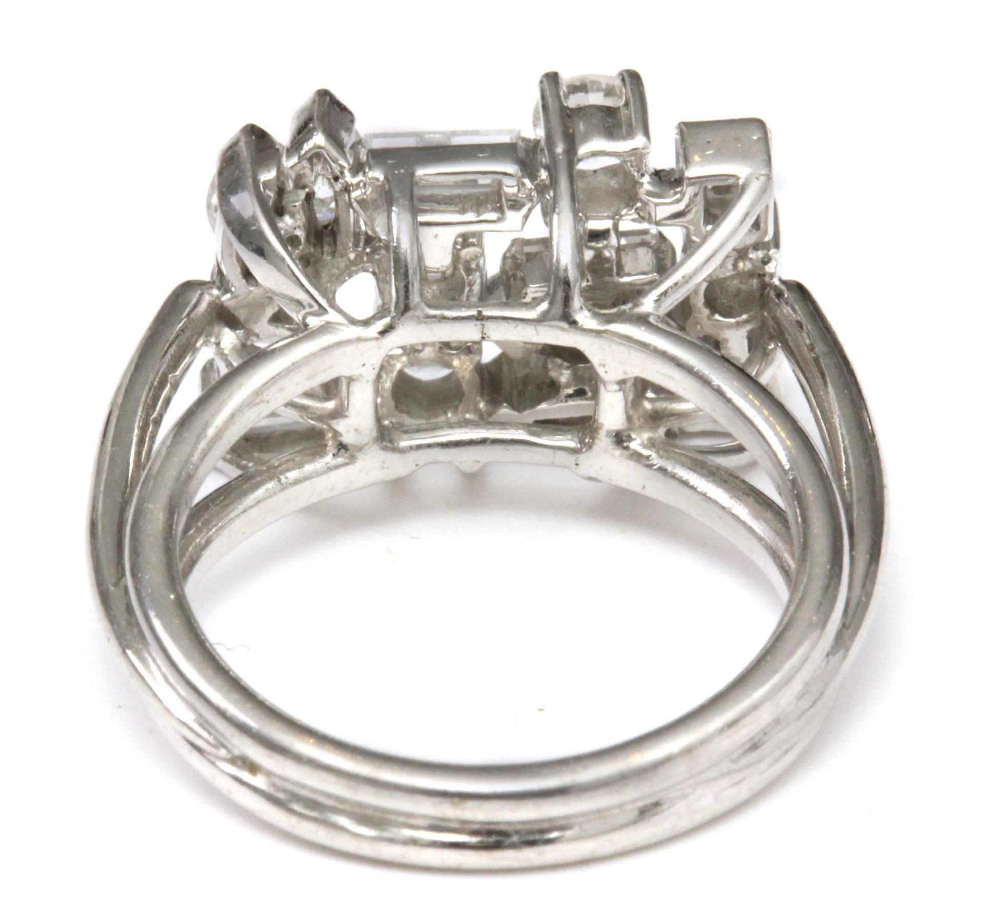 A diamond ring with an 18 k. white gold setting - Image 3 of 3