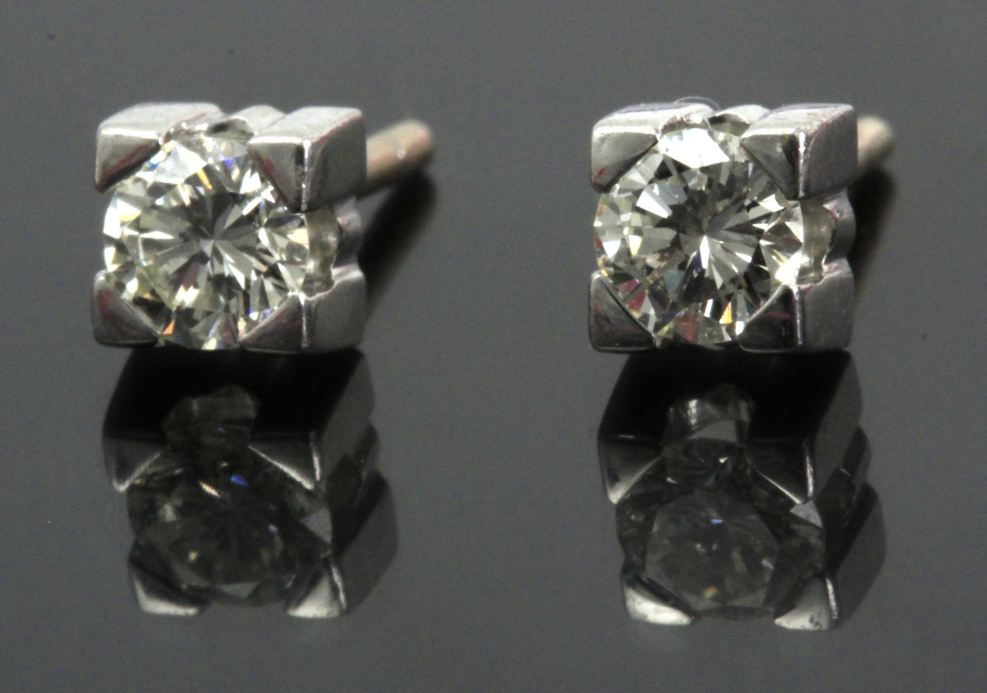 A pair of brilliant cut diamonds stud earrings with an 18 k. white gold setting