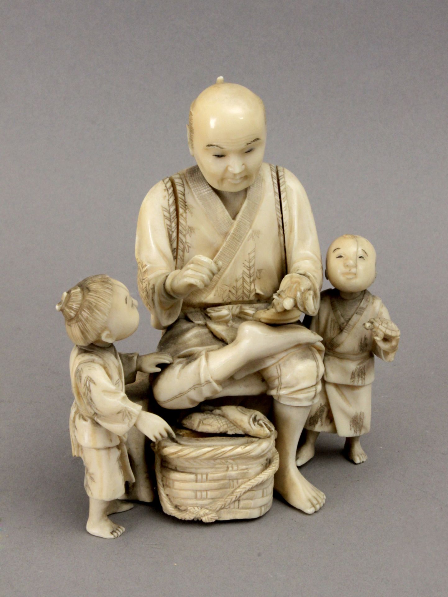 19th century Japanese school. Carved ivory okimono from the Meijí period