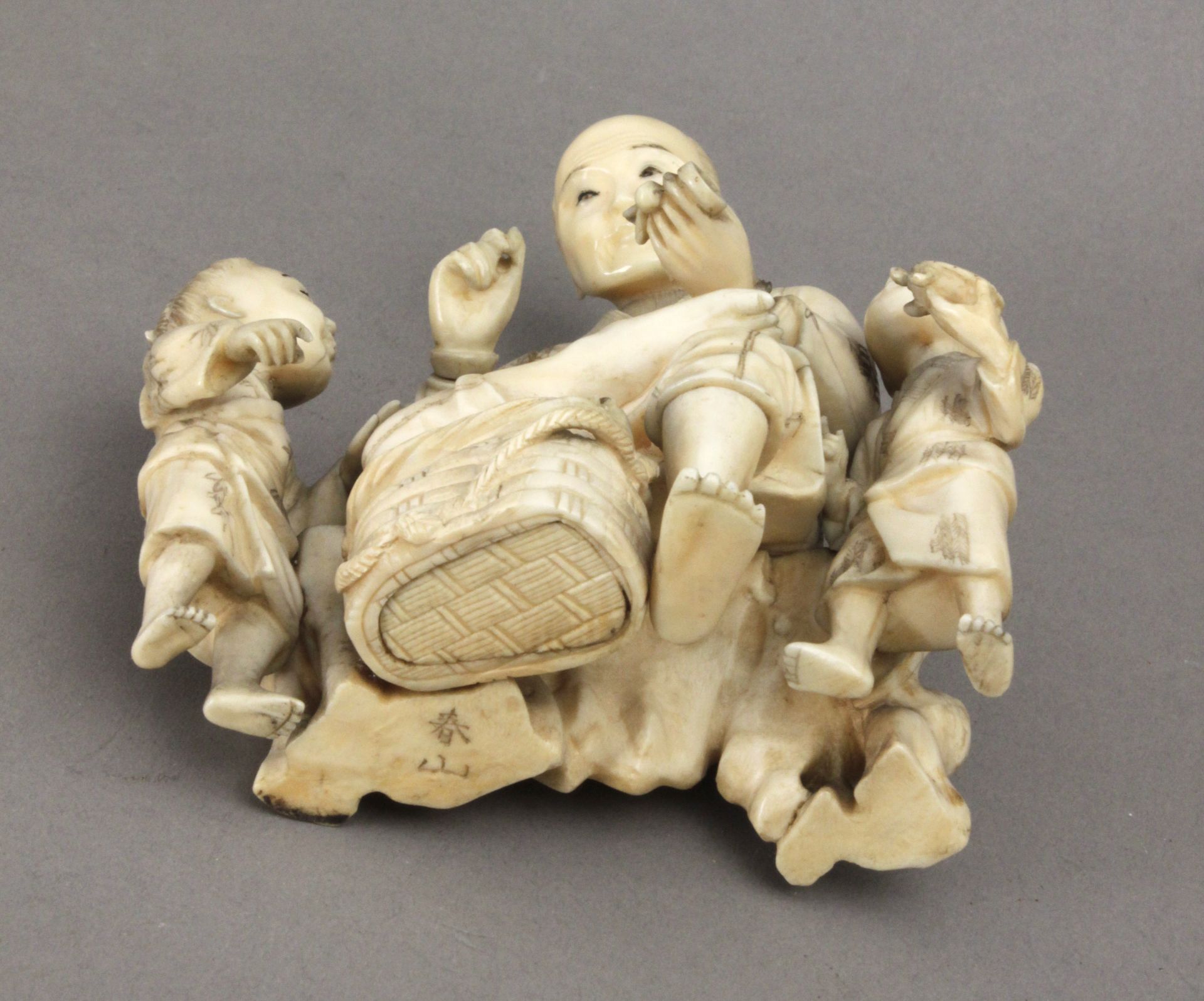 19th century Japanese school. Carved ivory okimono from the Meijí period - Bild 3 aus 4