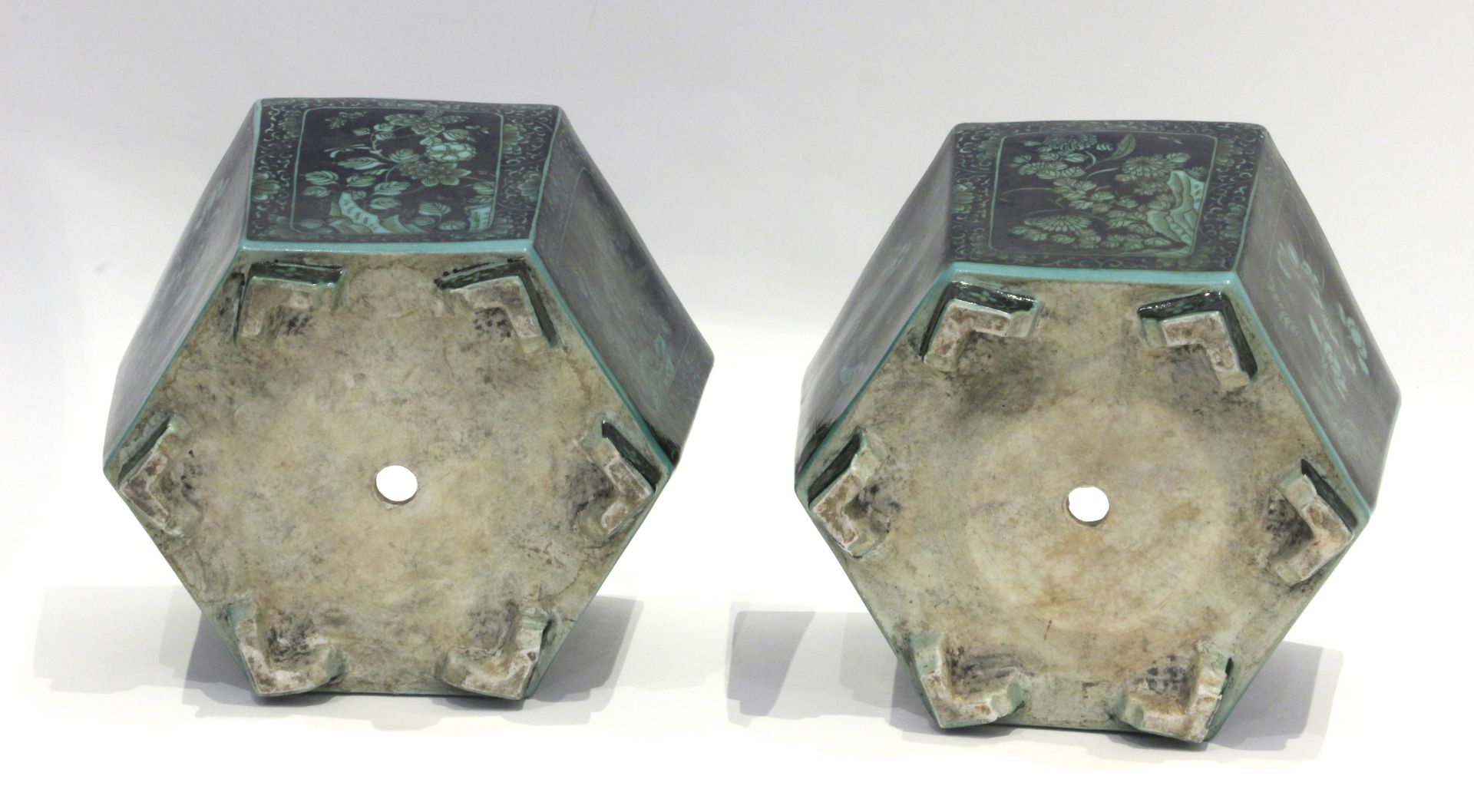 A pair of late 19th century Chinese cache-pots in Famille Noir porcelain - Image 9 of 9