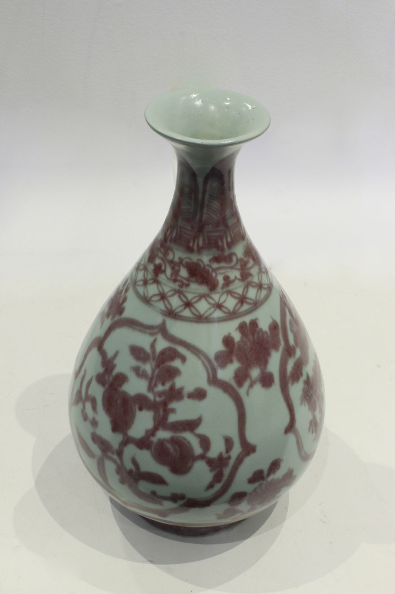 A 20th century Meiping vase in celadon porcelain with rouge de fer decoration - Image 7 of 8