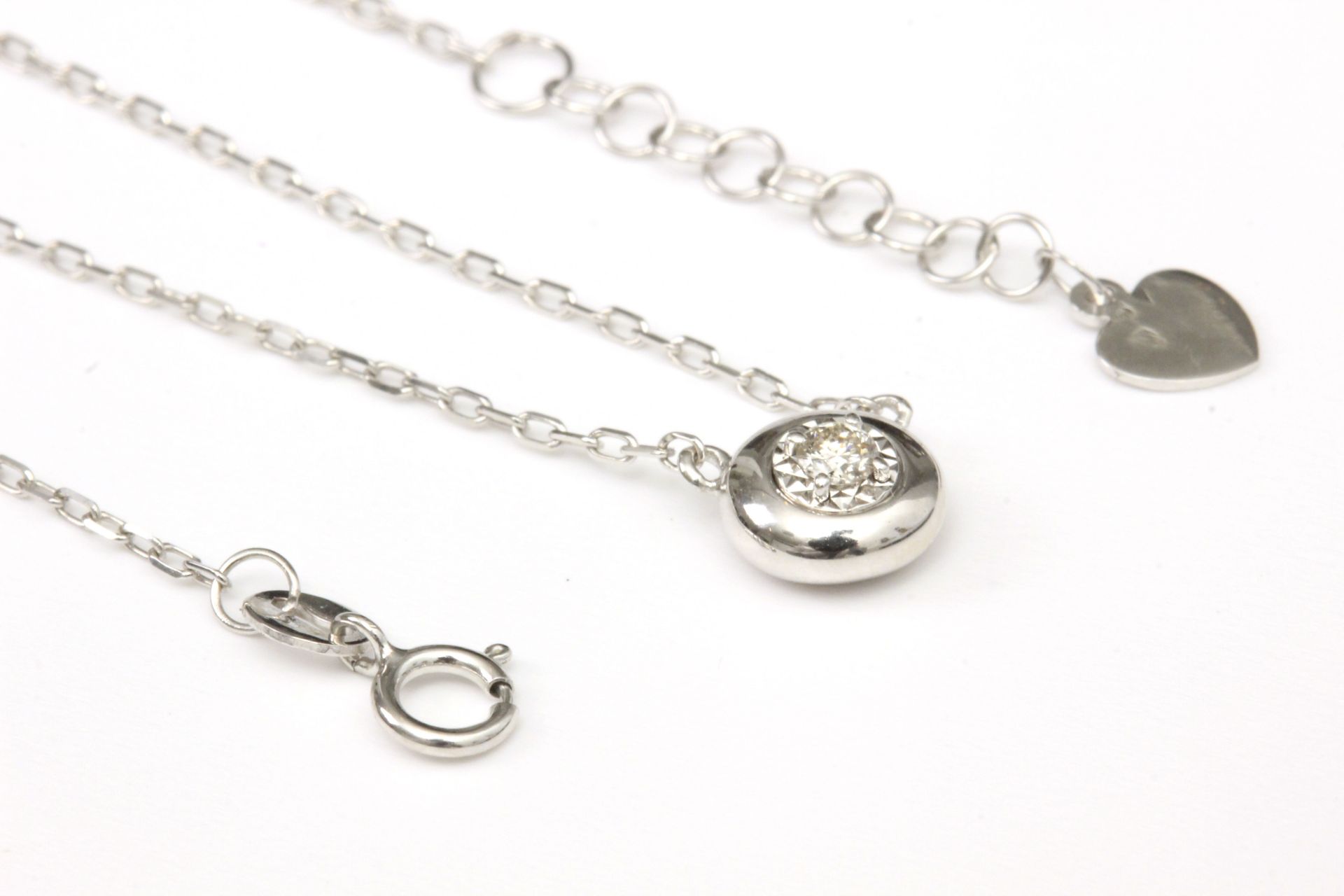 A brilliant cut diamonds cluster pendant with an 18 k. white gold setting and chain