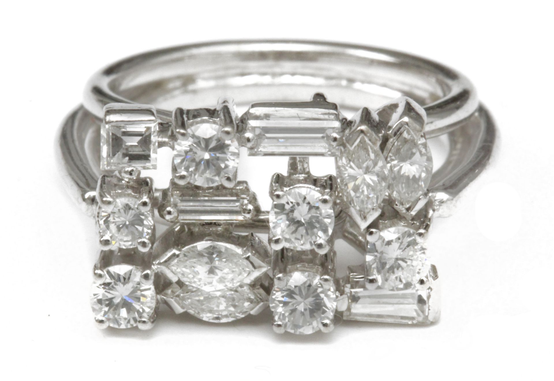 A diamond ring with an 18 k. white gold setting - Image 2 of 3