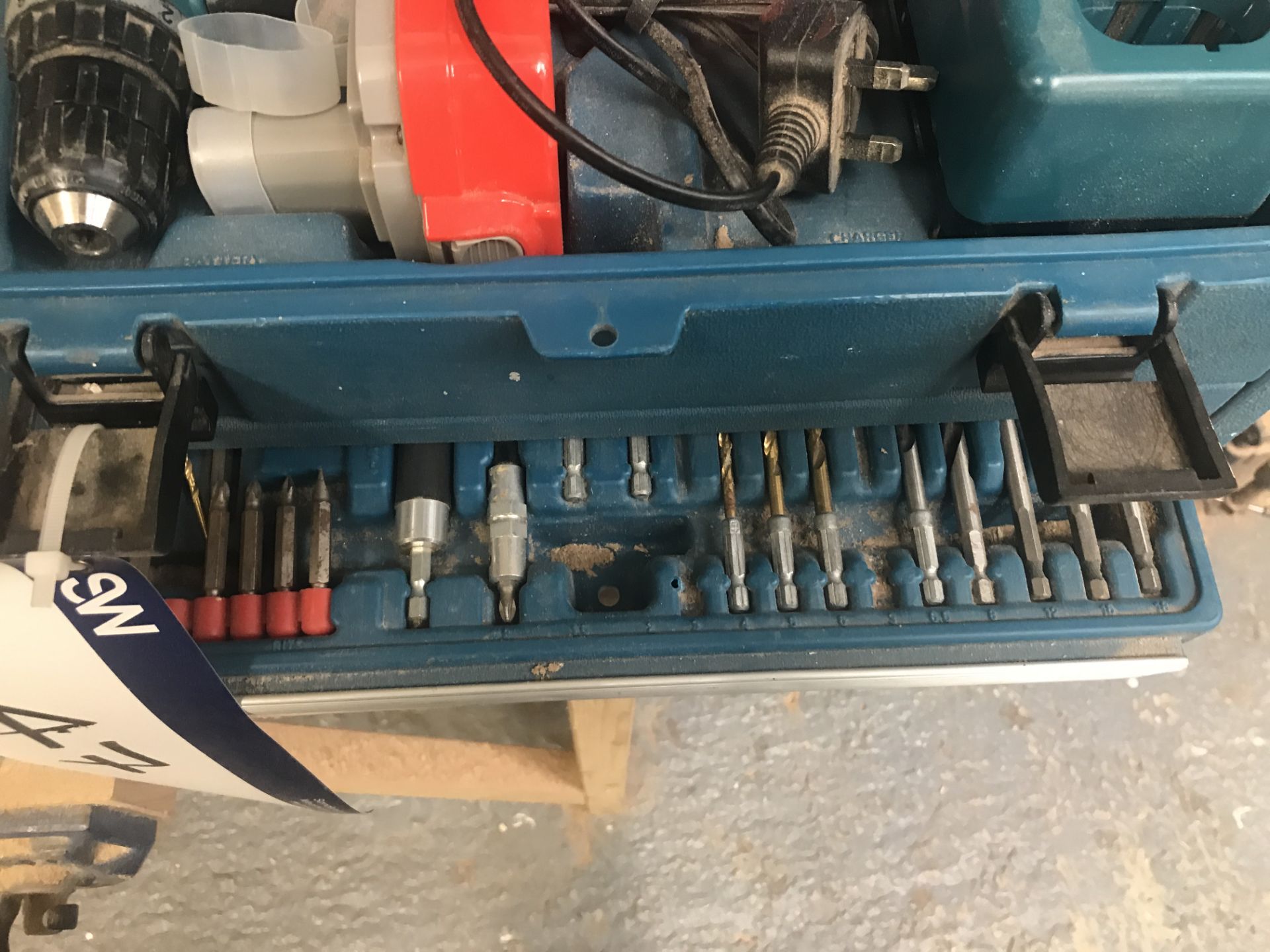 Makita Battery Operated Drill Set, with charger, spare battery and tooling, in drawer (note zero vat - Bild 3 aus 3