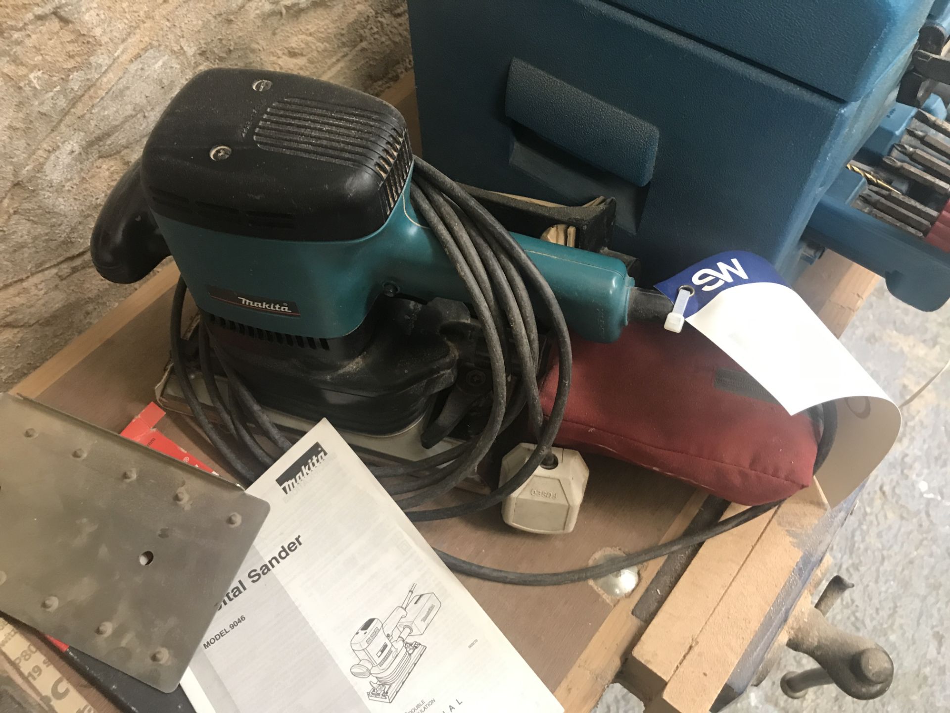 Makita 9046 Portable Electric Orbital Sander, 240V (note zero vat on hammer price, however vat