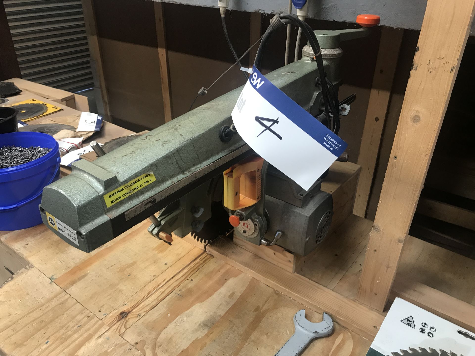 DeWalt 1420 RADIAL ARM PULLOVER CROSSCUT SAW, (single phase), with timber benching and approx. three - Bild 3 aus 5