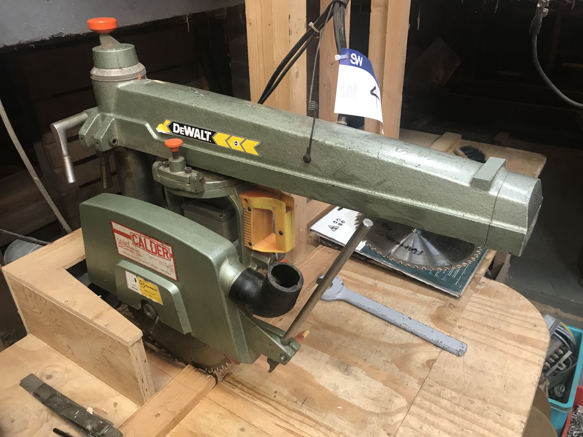 DeWalt 1420 RADIAL ARM PULLOVER CROSSCUT SAW, (single phase), with timber benching and approx. three - Bild 2 aus 5