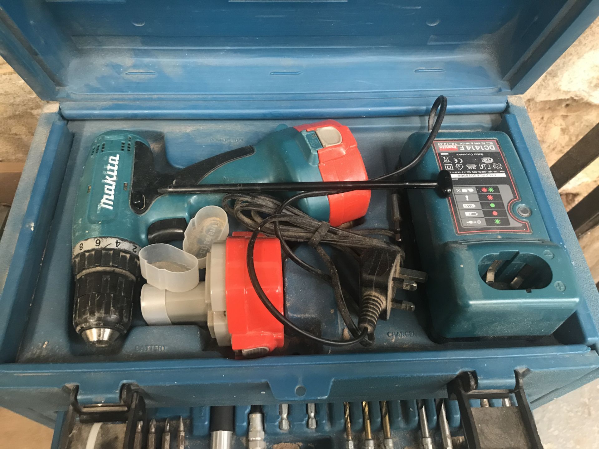Makita Battery Operated Drill Set, with charger, spare battery and tooling, in drawer (note zero vat - Bild 2 aus 3
