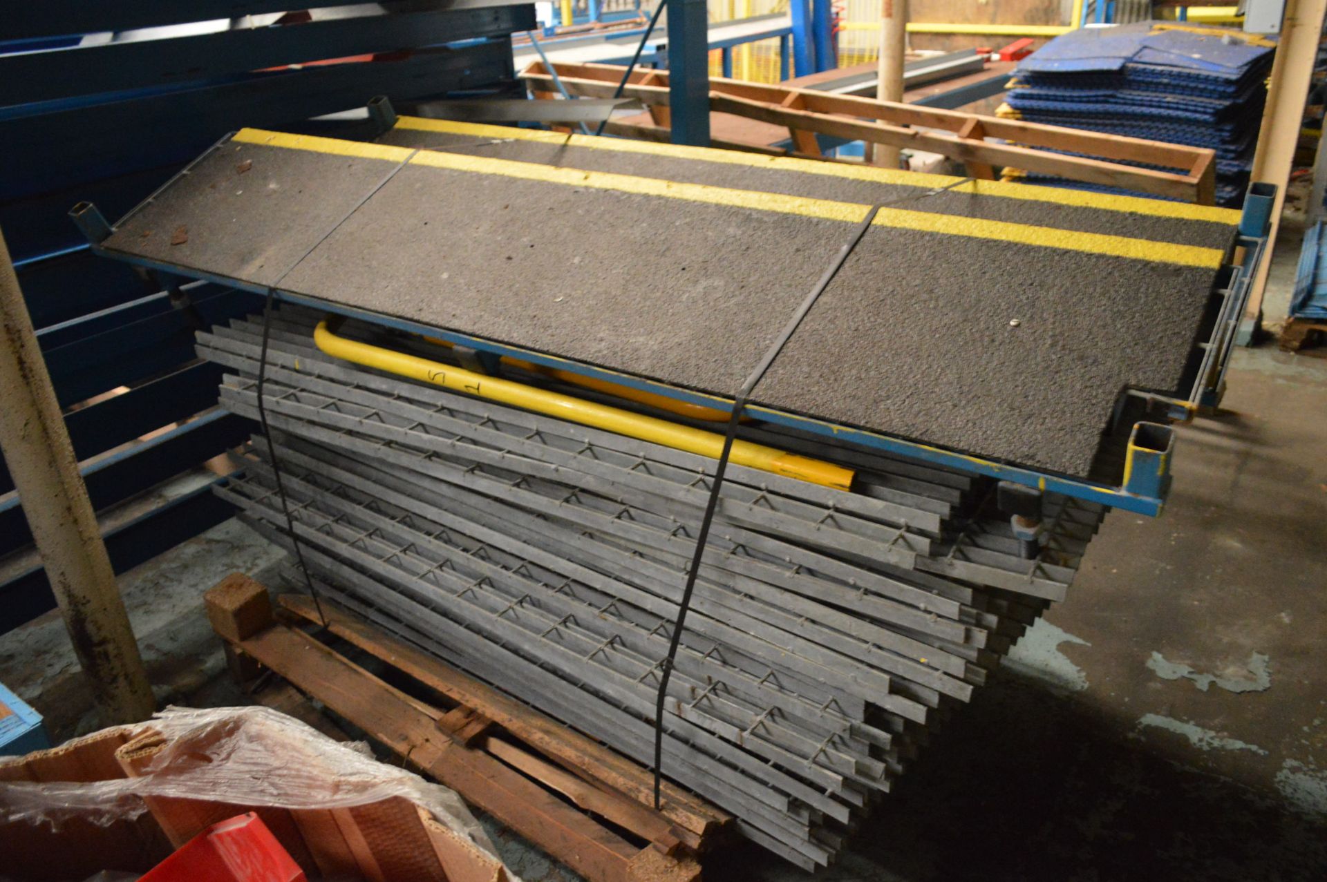 Mainly Galvanised Steel Open Mesh Walkway, on one pallet - Bild 2 aus 2