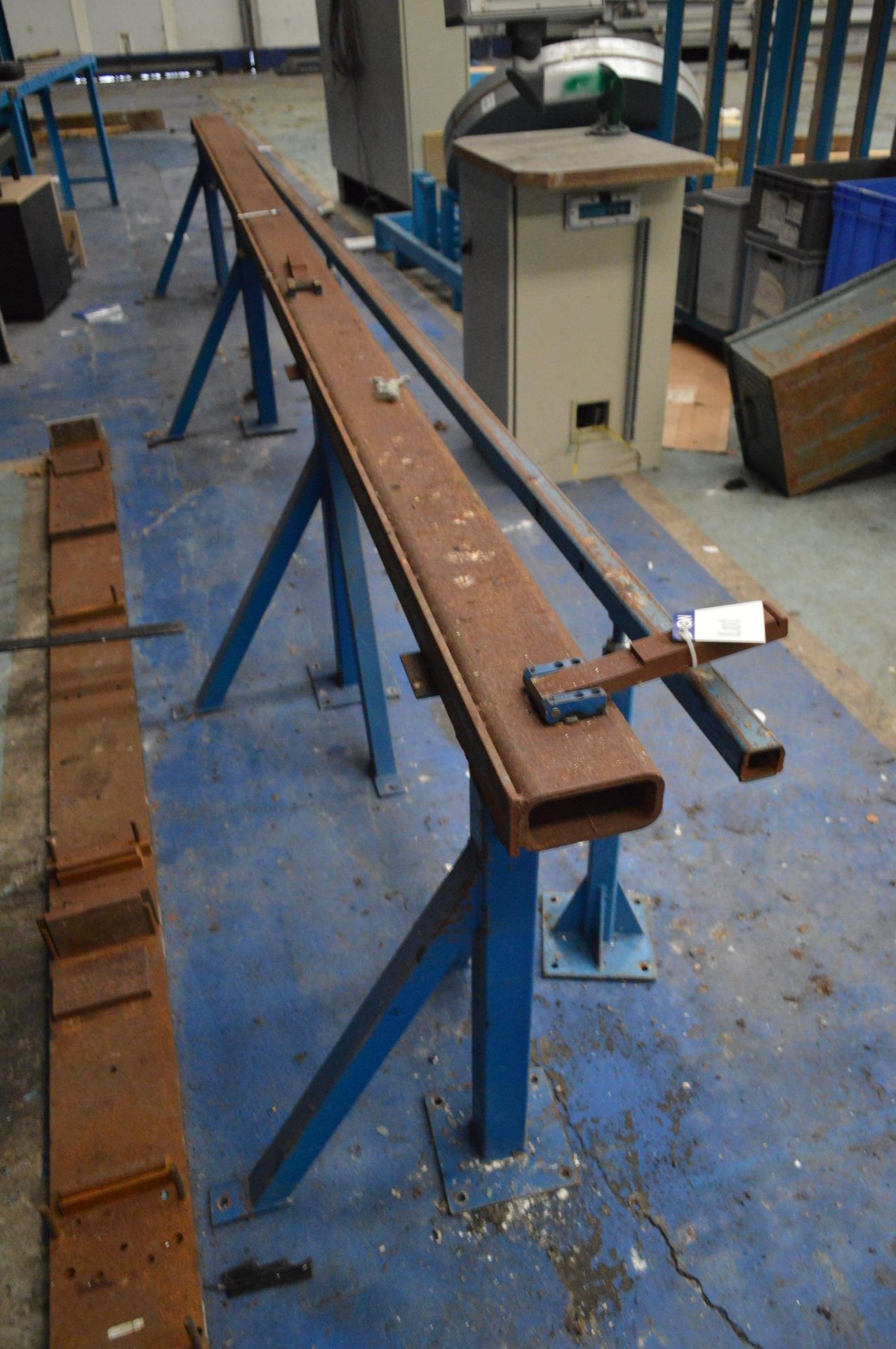 Fabricated Steel Work Stop, approx. 5.5m long, with fabricated stand to front - Bild 2 aus 2