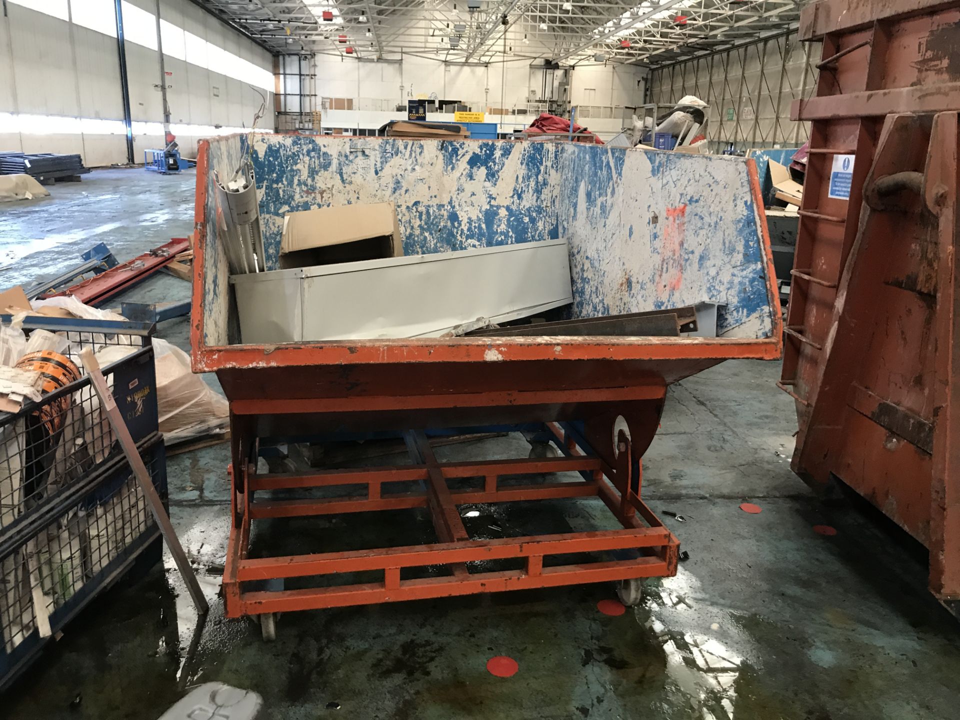 Mobile Fork Lift Truck Tip Skip, with contents - Bild 2 aus 2