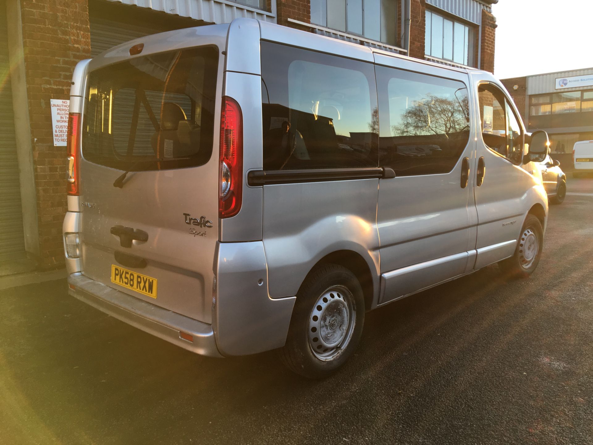 Renault Trafic SL27 Sport DCI 115 Nine Seat Diesel Mini Bus - Image 3 of 12