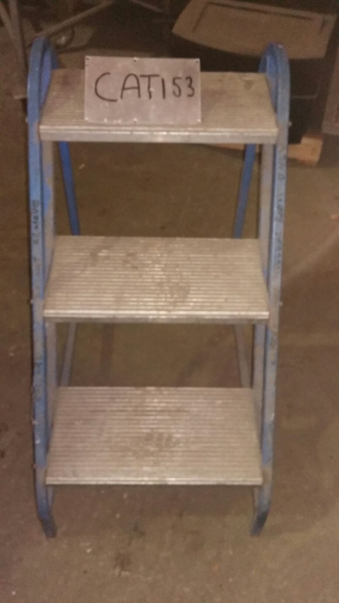 Mild Steel Three Tread Mobile Steps