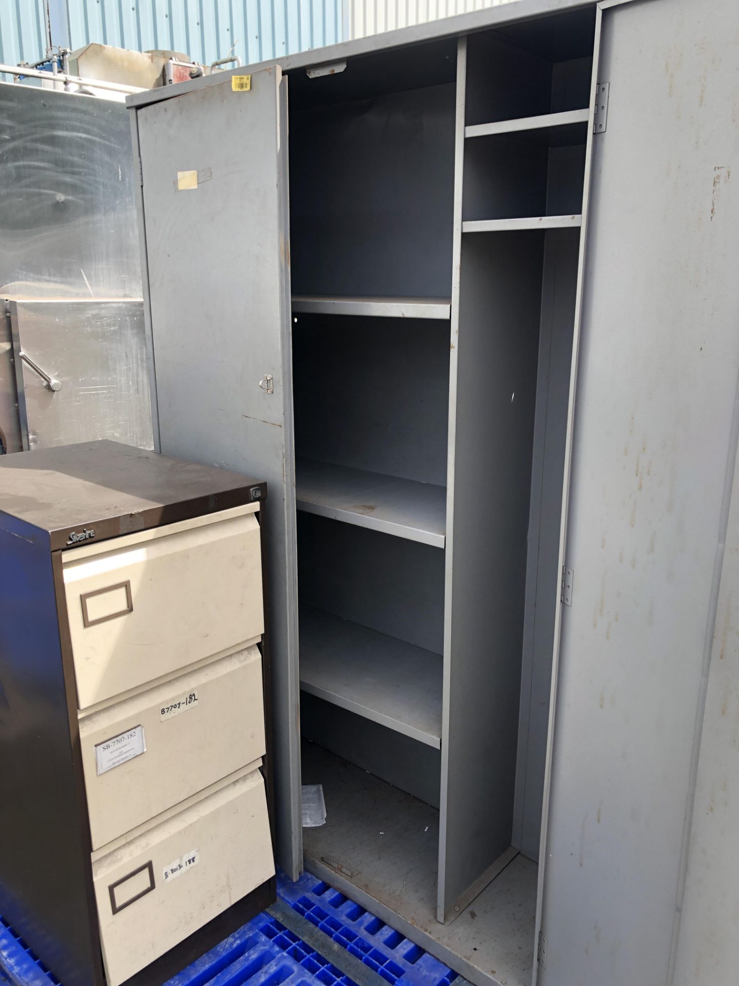 Engineers Stores Cupboard & Metal Drawers, on plas - Image 3 of 3