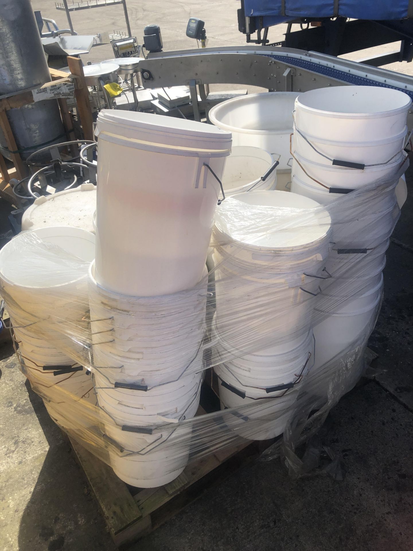 One Pallet of Various Ingrediant Bins, Buckets & D - Bild 2 aus 3