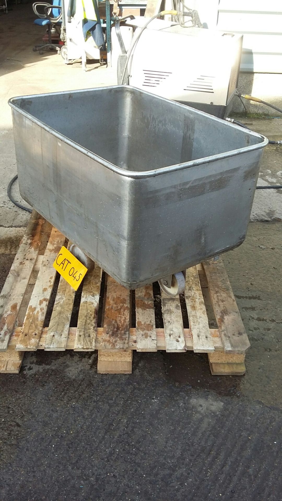 Stainless Steel Tote Bin, mounted on four wheels - Image 3 of 3