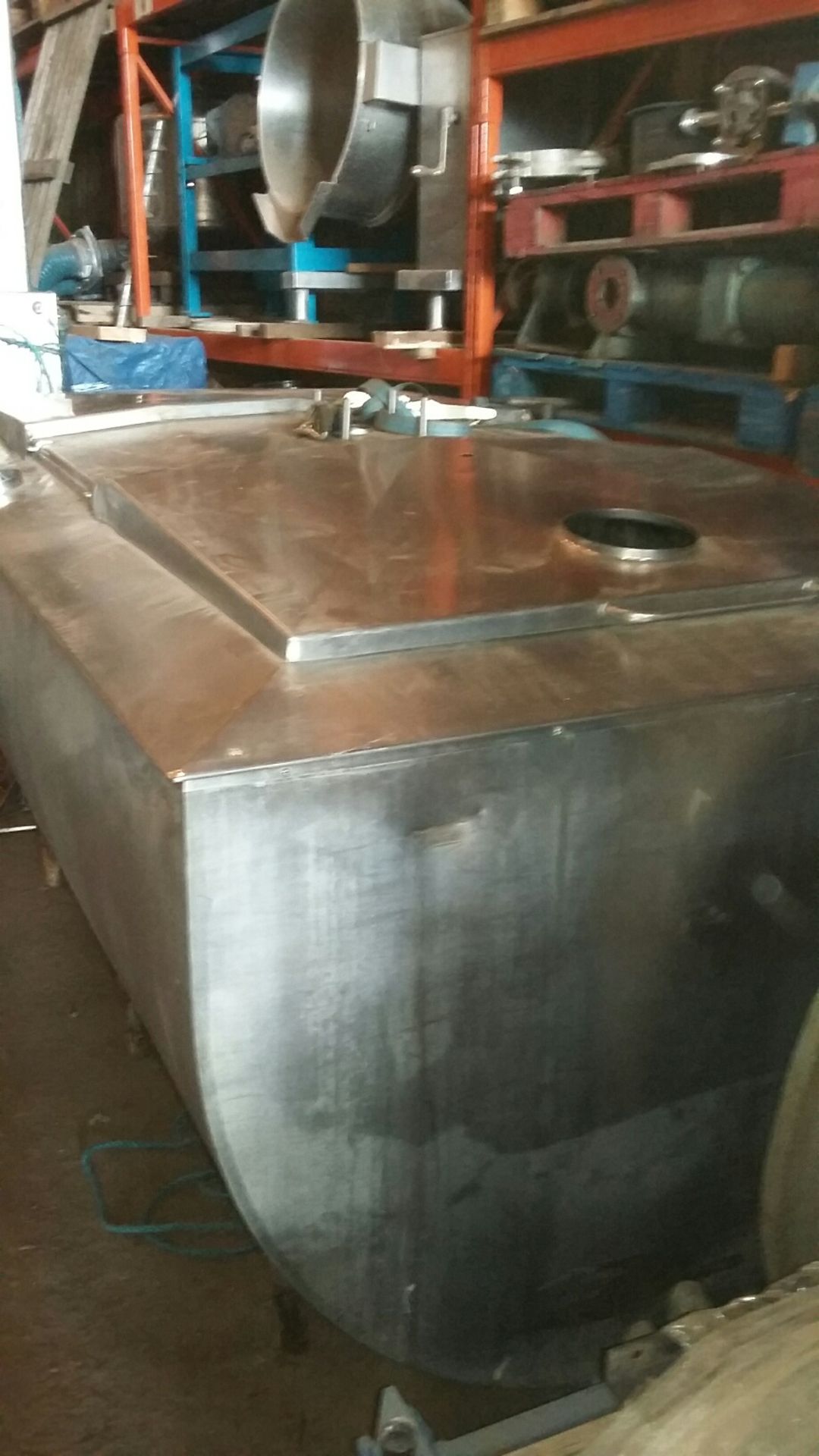 A.P.V. 1500L Dairy Tank, with stainless steel lids - Image 2 of 5