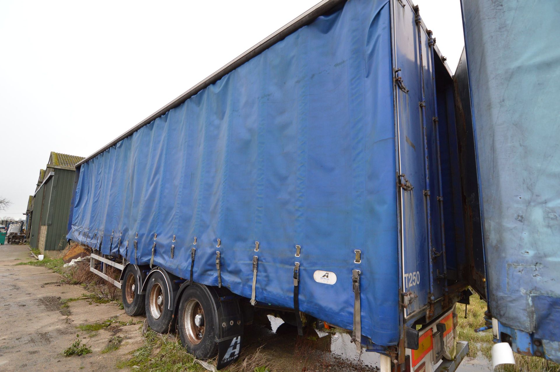 Crane Fruehauf CURTAINSIDED TRI-AXLE SEMI TRAILER, ident no. A257538, year of manufacture 1997, 36, - Image 2 of 3