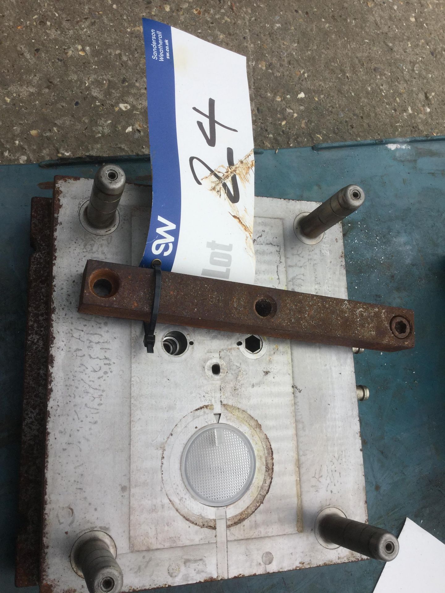 Chain Eject Funnel Mould, 130mm dia. x 200mm, offered with lot 24 filter mould - Bild 10 aus 12