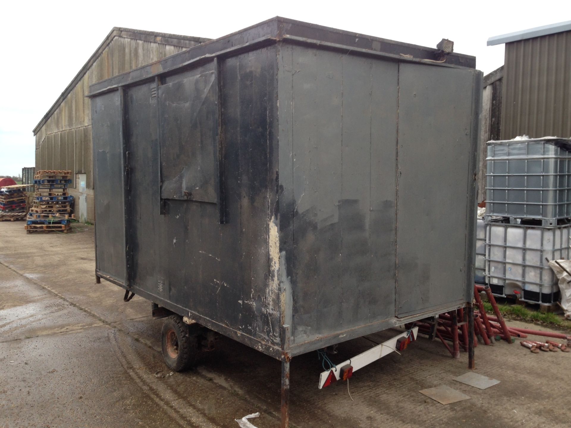 Single Axle Trailer Mounted portable Building, vendors comments approx. 12ft x 8ft NO CONTENTS - Image 2 of 6