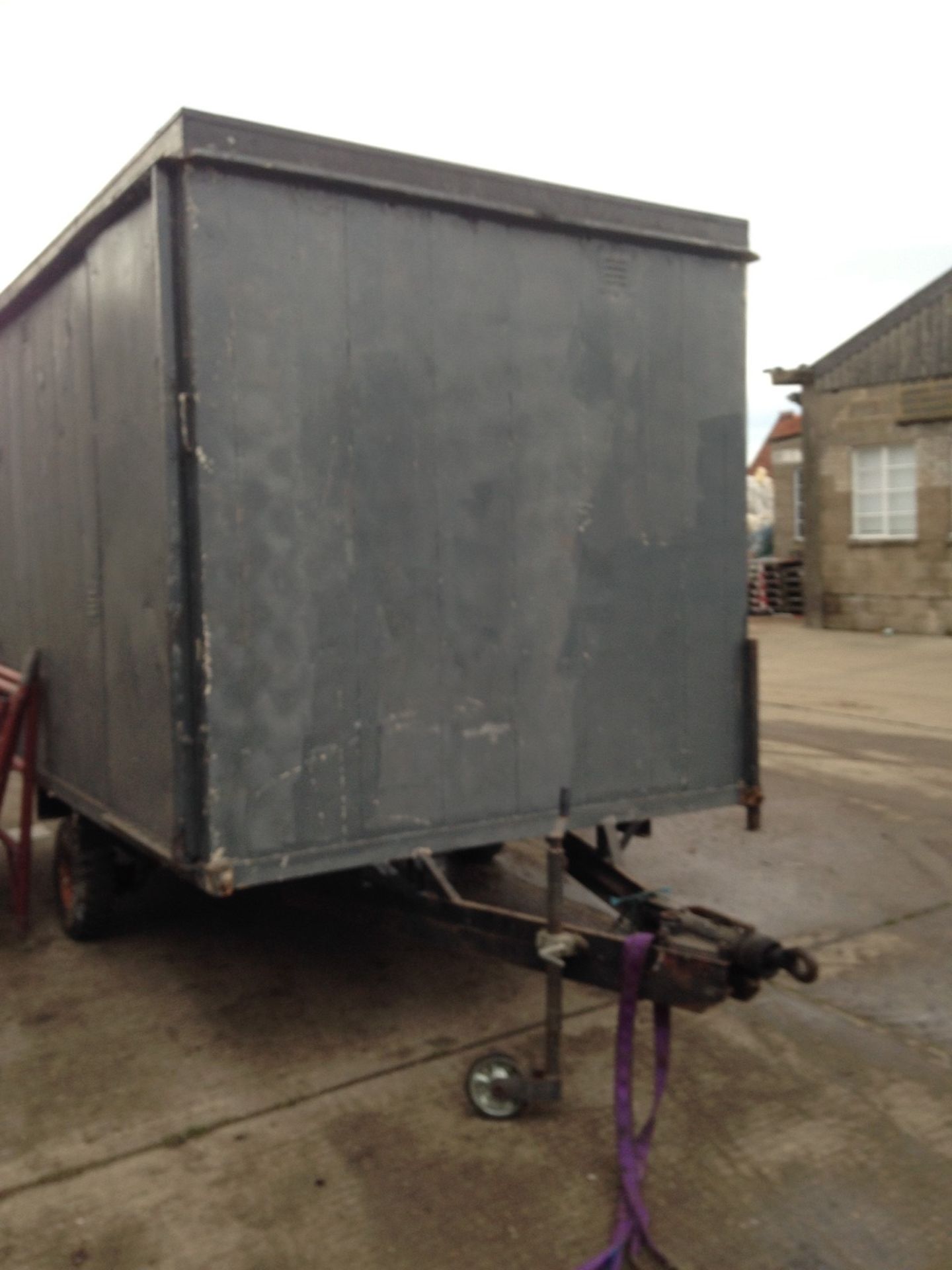 Single Axle Trailer Mounted portable Building, vendors comments approx. 12ft x 8ft NO CONTENTS - Image 3 of 6